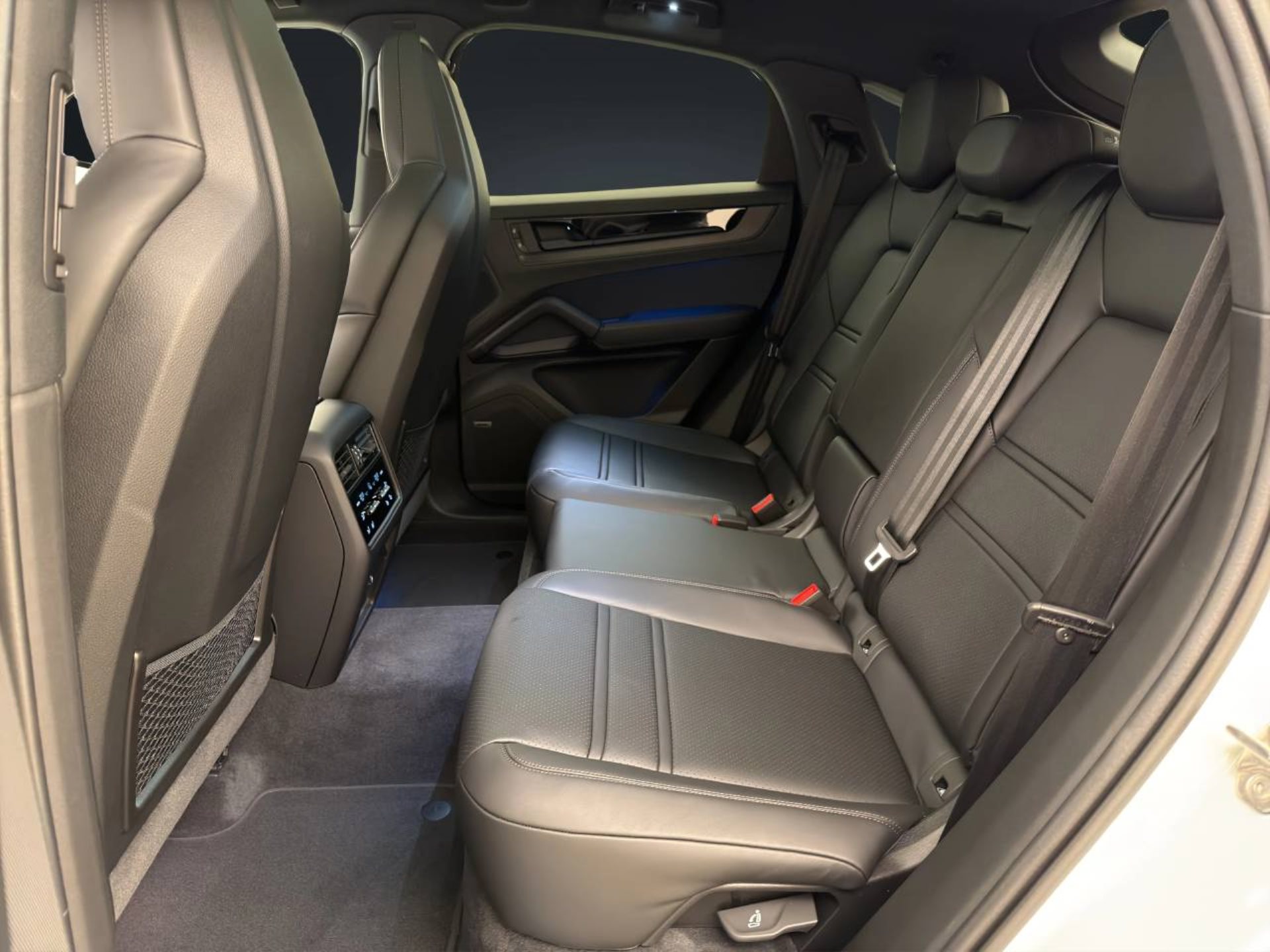 PORSCHE Cayenne S E-Hybrid Coupé Black Edition-image-12