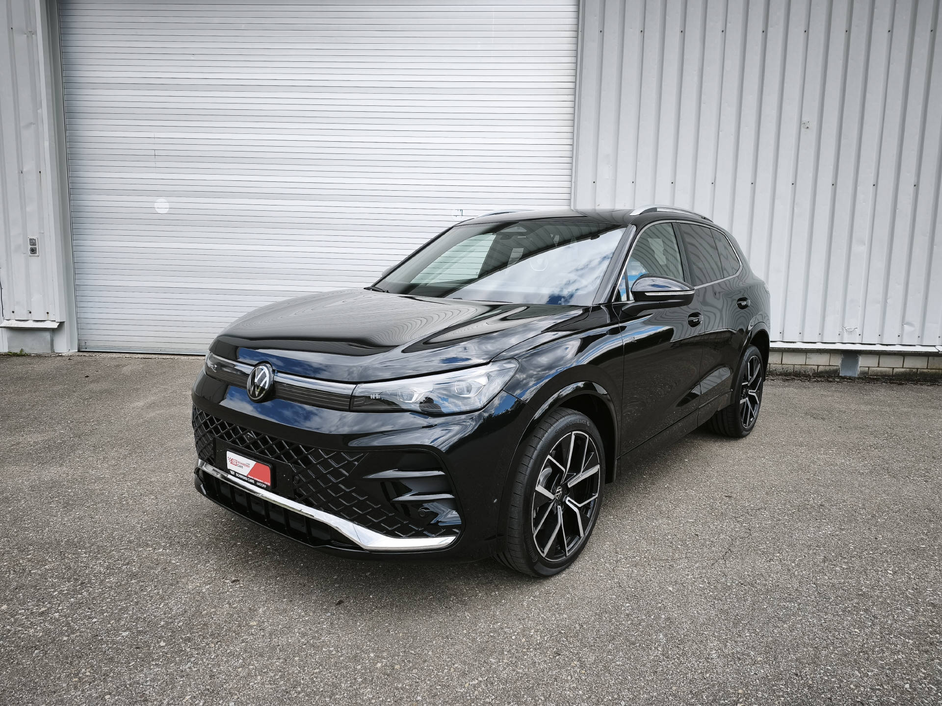 VW Tiguan 2.0 TSI R-Line DSG 4motion-image-2