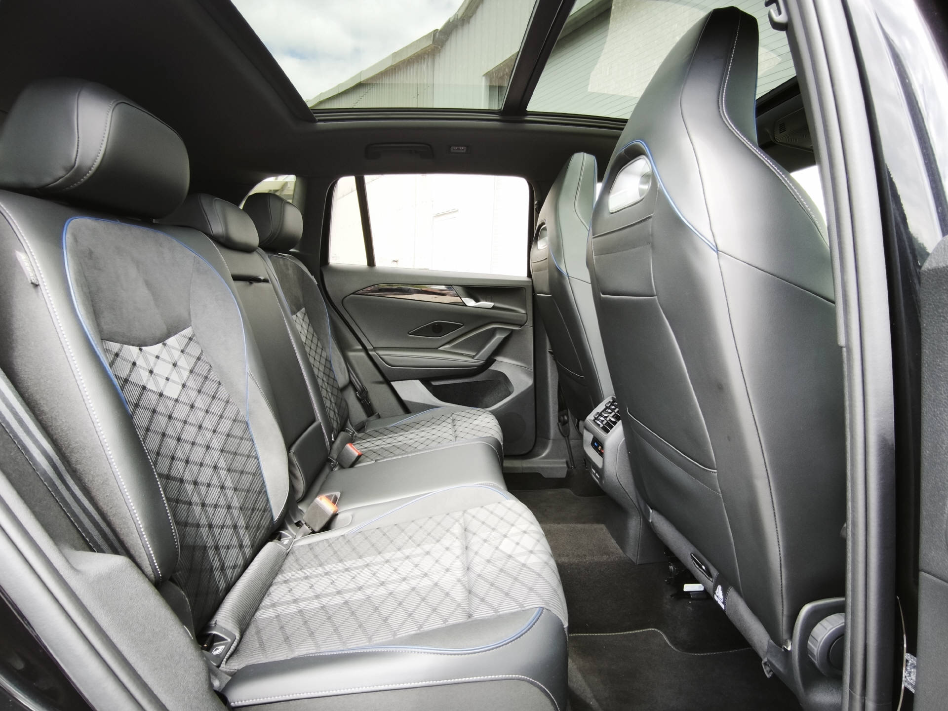 VW Tiguan 2.0 TSI R-Line DSG 4motion-image-9