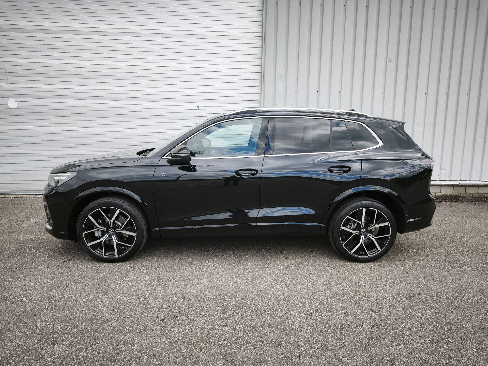 VW Tiguan 2.0 TSI R-Line DSG 4motion-image-3