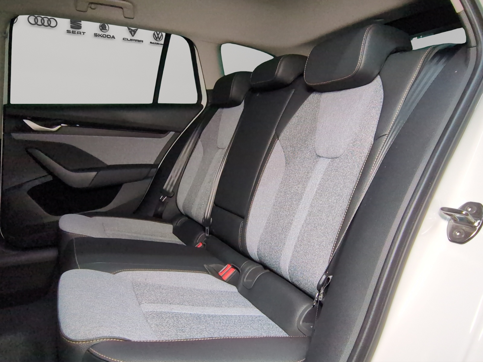 SKODA Octavia Combi 2.0 TDI DSG Selection-image-8
