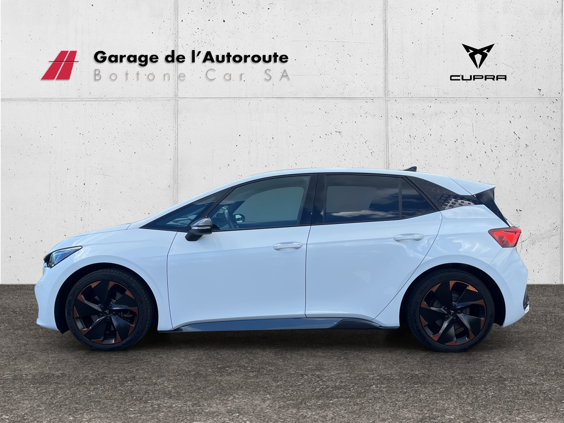 CUPRA Born Electric-showroom-element-1