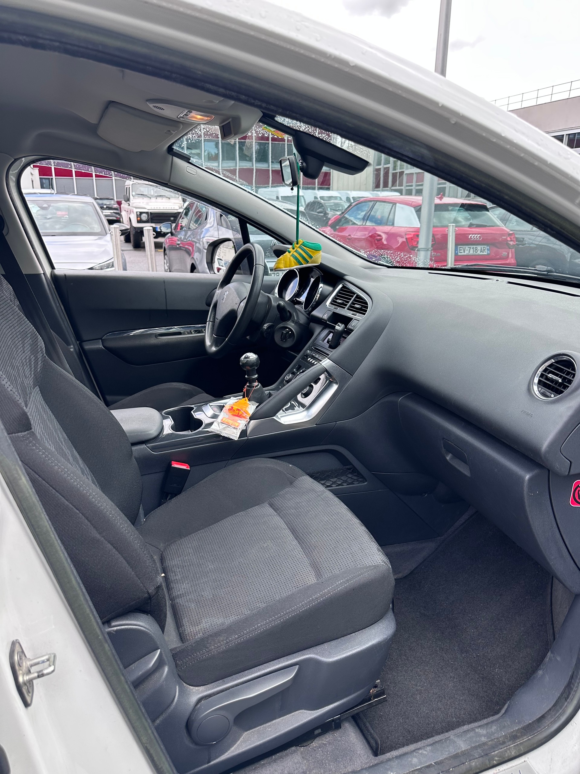 PEUGEOT 3008 1.6 16V T Platinum-image-9