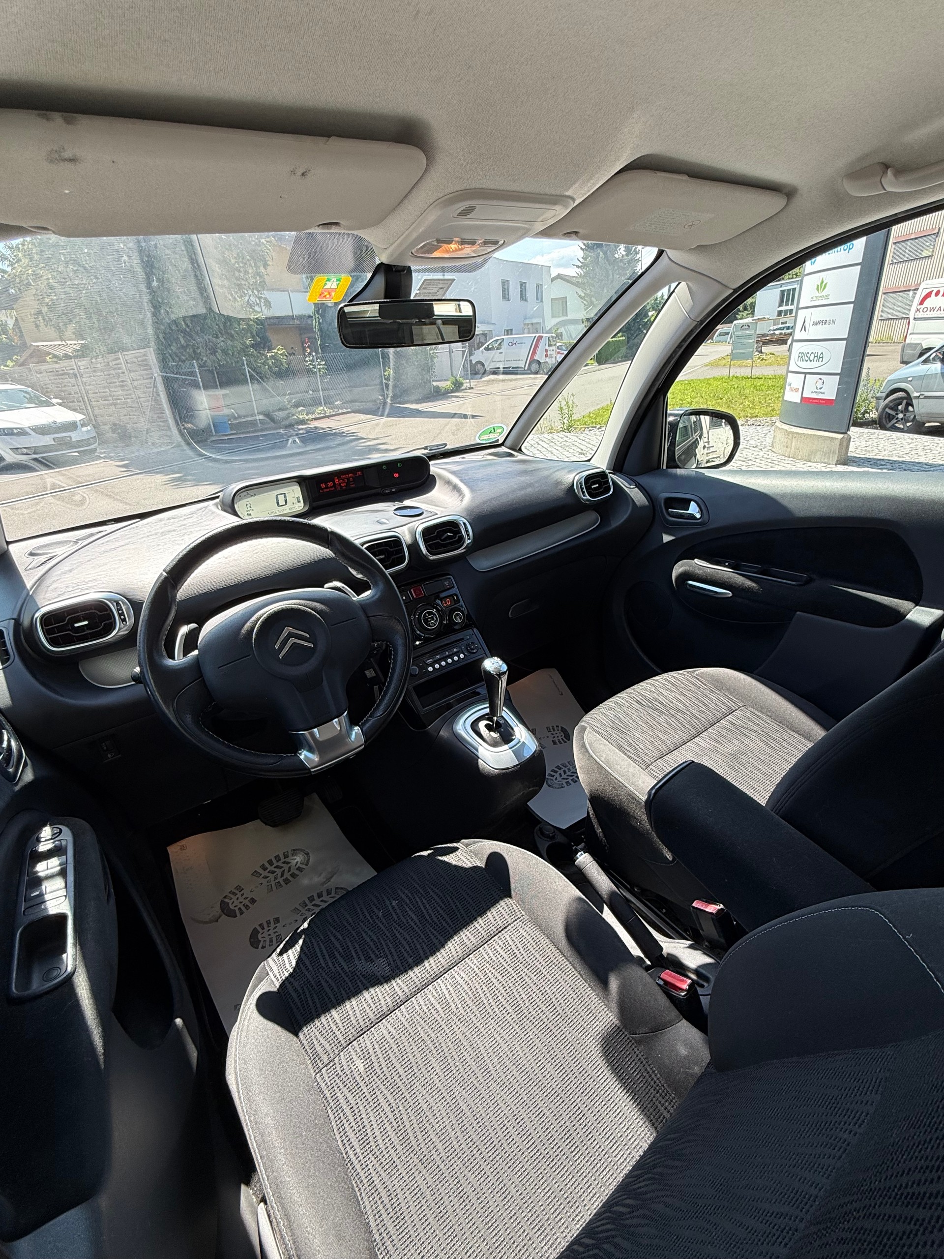 CITROEN C3 Picasso 1.6 HDi Exclusive EGS6-image-6