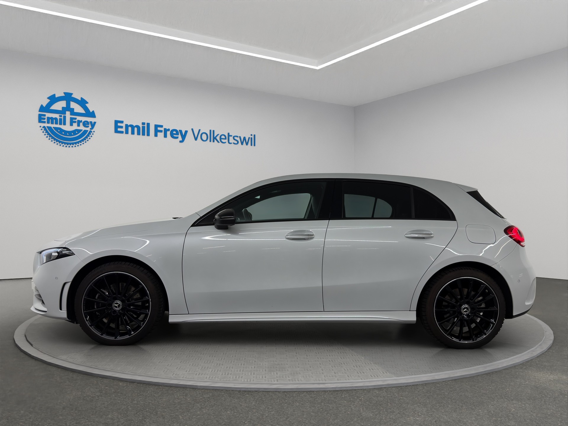 MERCEDES-BENZ A 250 e AMG Line-image-1