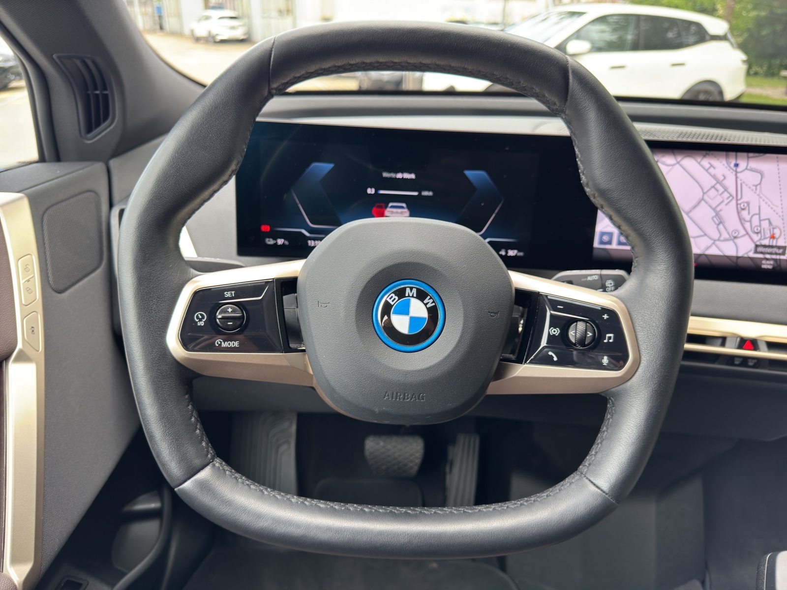 BMW iX xDrive40-image-11