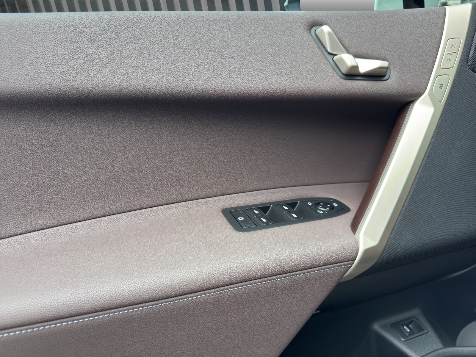 BMW iX xDrive40-image-17