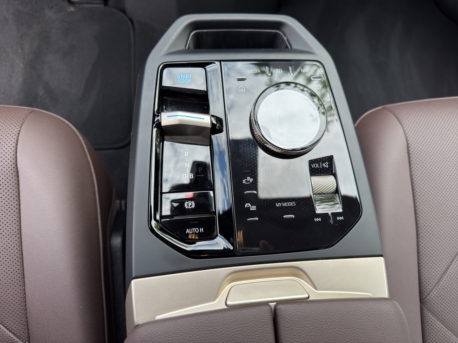 BMW iX xDrive40-image-14