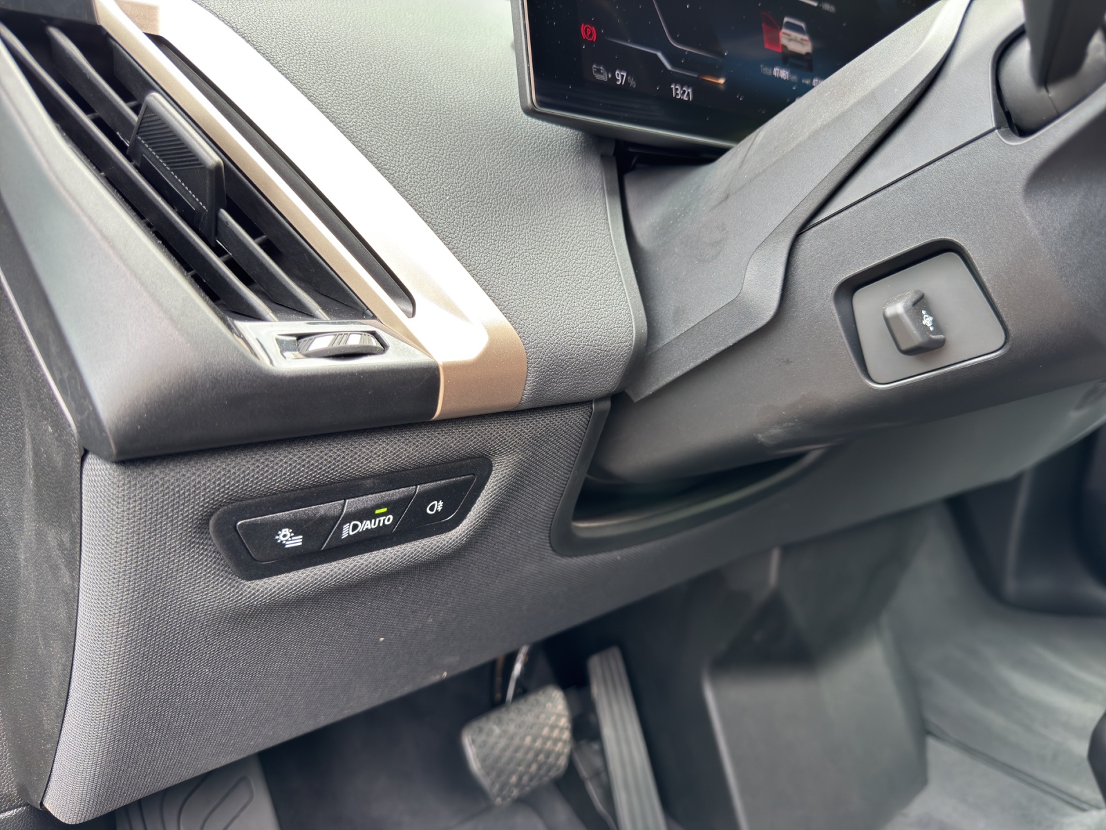 BMW iX xDrive40-image-16