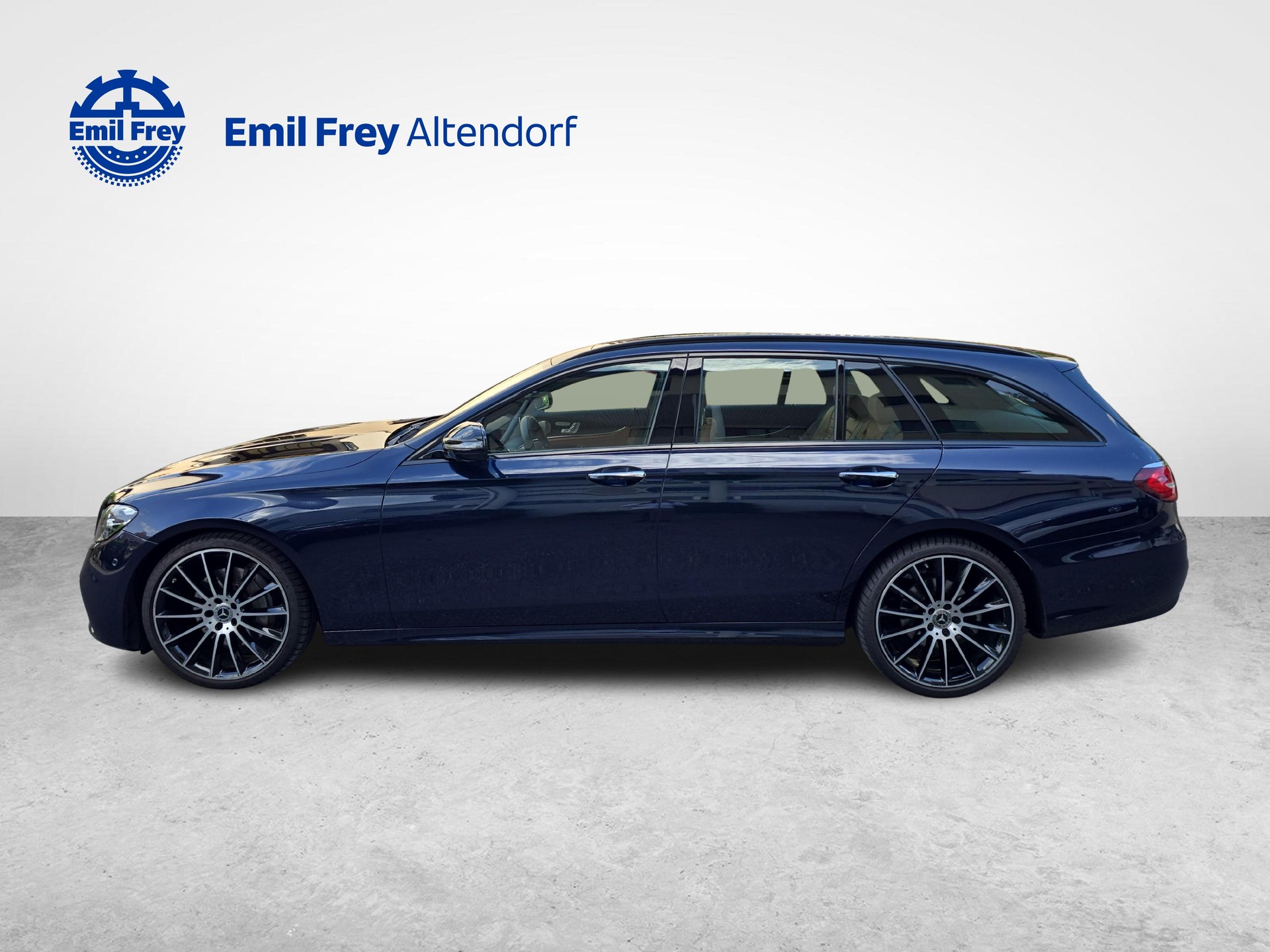 MERCEDES-BENZ E 220 d AMG Line 4matic Kombi-image-1