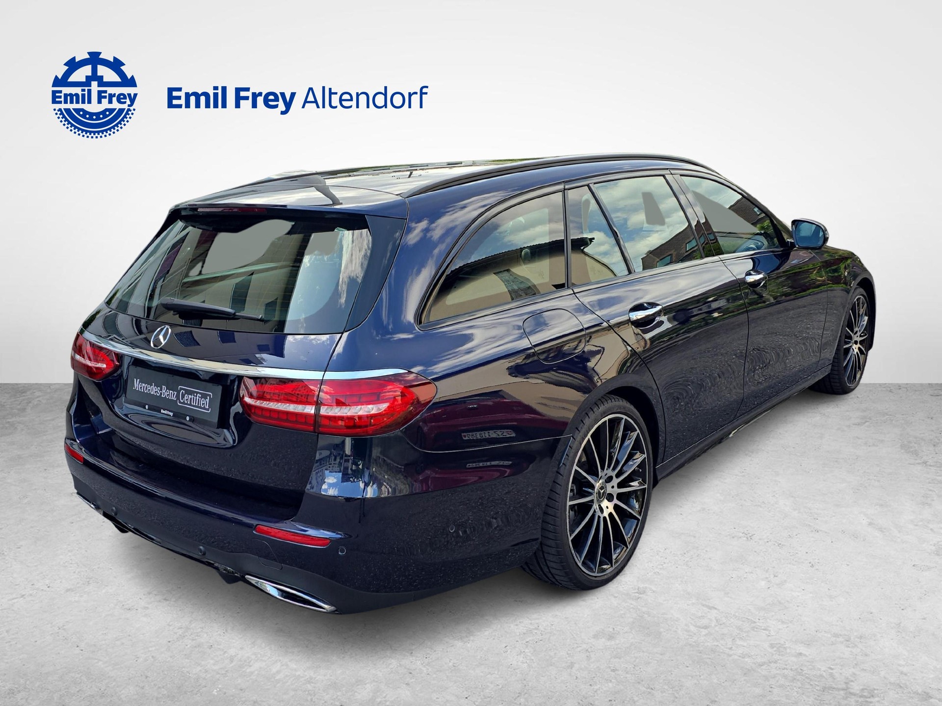 MERCEDES-BENZ E 220 d AMG Line 4matic Kombi-image-4