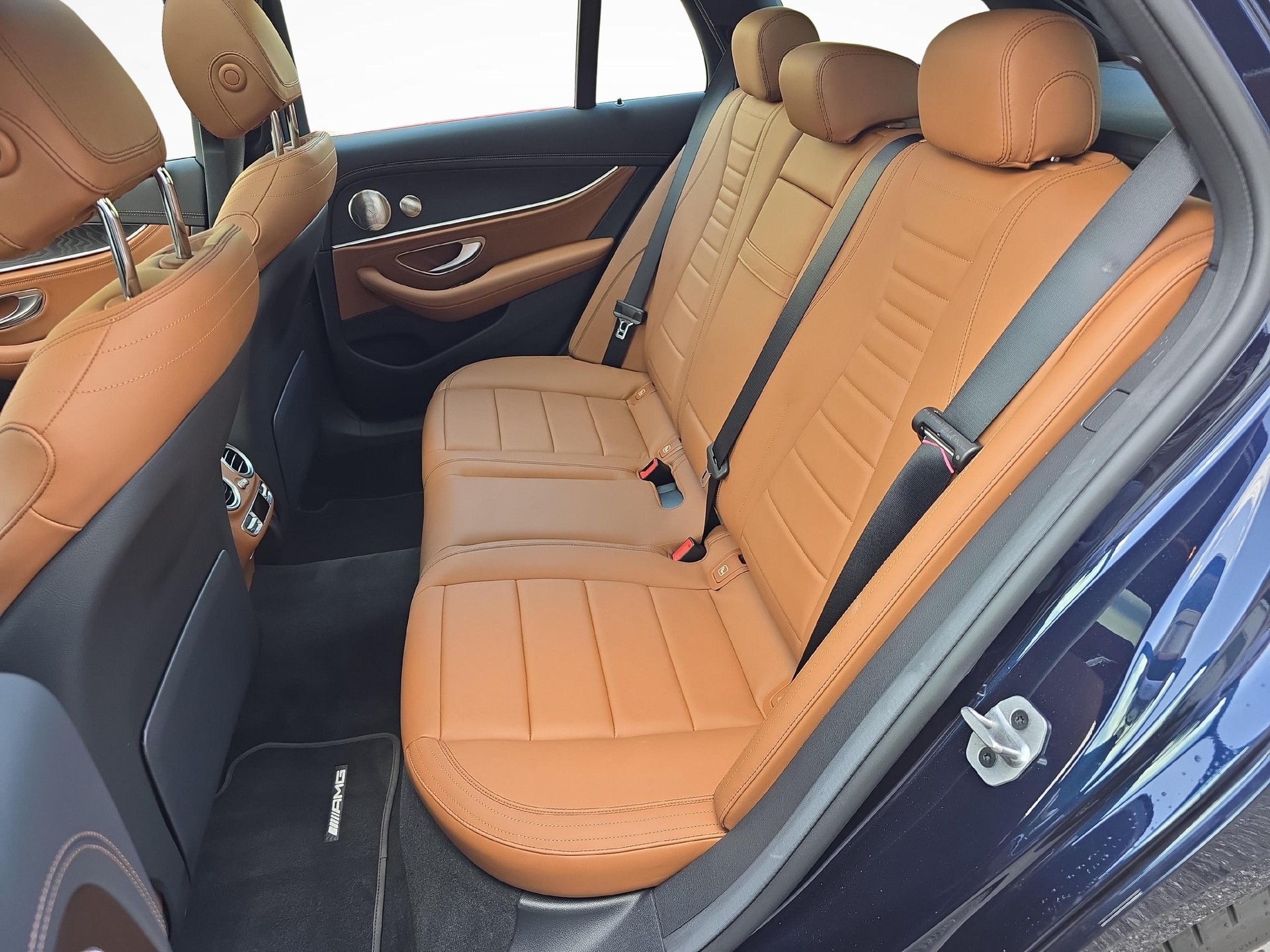 MERCEDES-BENZ E 220 d AMG Line 4matic Kombi-image-10