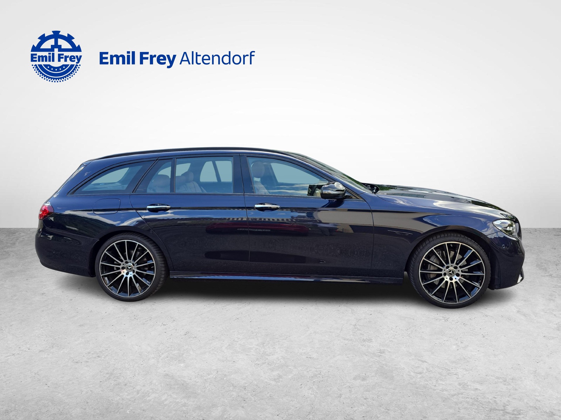 MERCEDES-BENZ E 220 d AMG Line 4matic Kombi-image-5