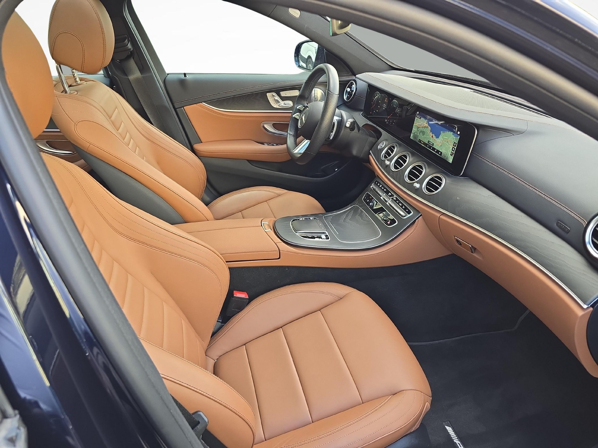 MERCEDES-BENZ E 220 d AMG Line 4matic Kombi-image-9