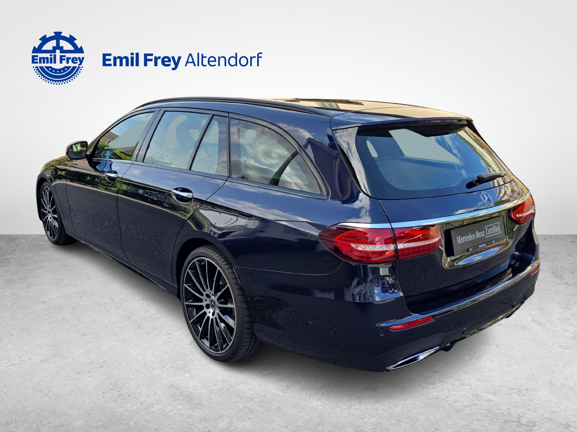 MERCEDES-BENZ E 220 d AMG Line 4matic Kombi-image-2