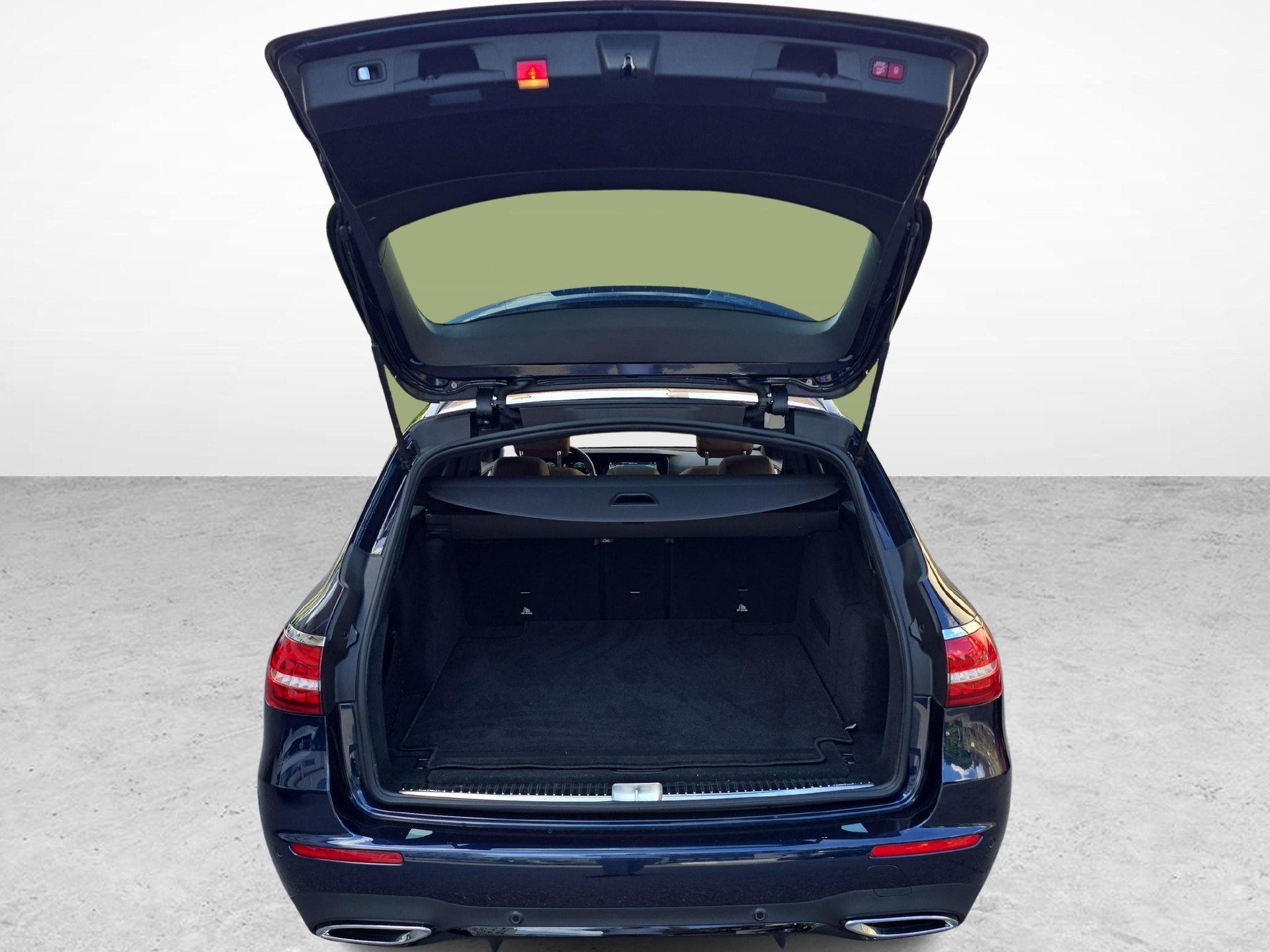 MERCEDES-BENZ E 220 d AMG Line 4matic Kombi-image-11