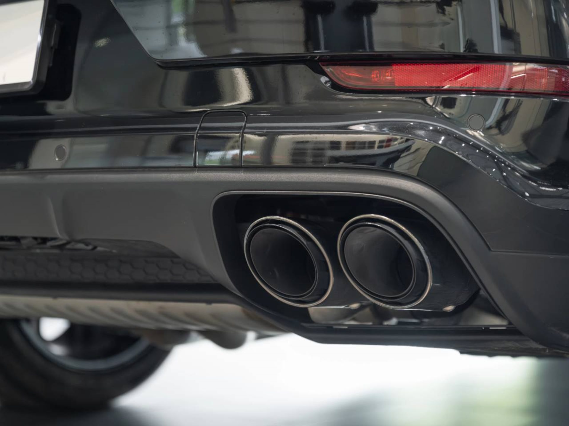 PORSCHE Cayenne E-Hybrid Black Edition-image-26