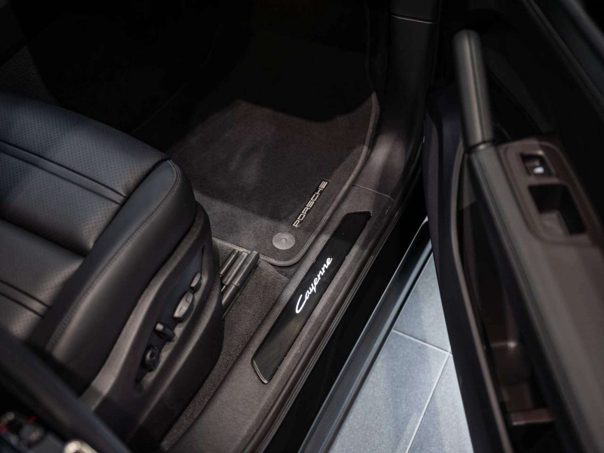 PORSCHE Cayenne E-Hybrid Black Edition-image-22