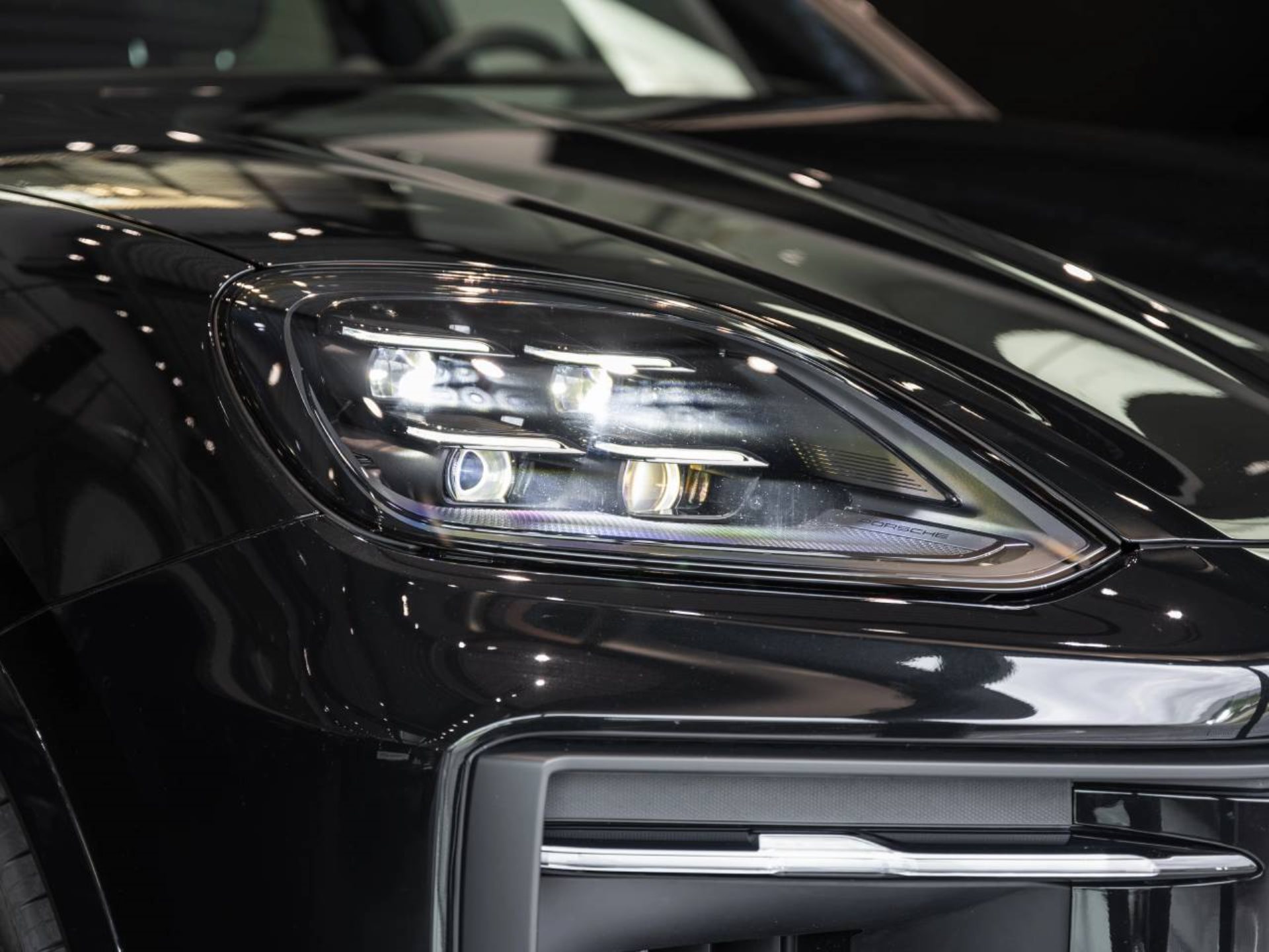 PORSCHE Cayenne E-Hybrid Black Edition-image-23