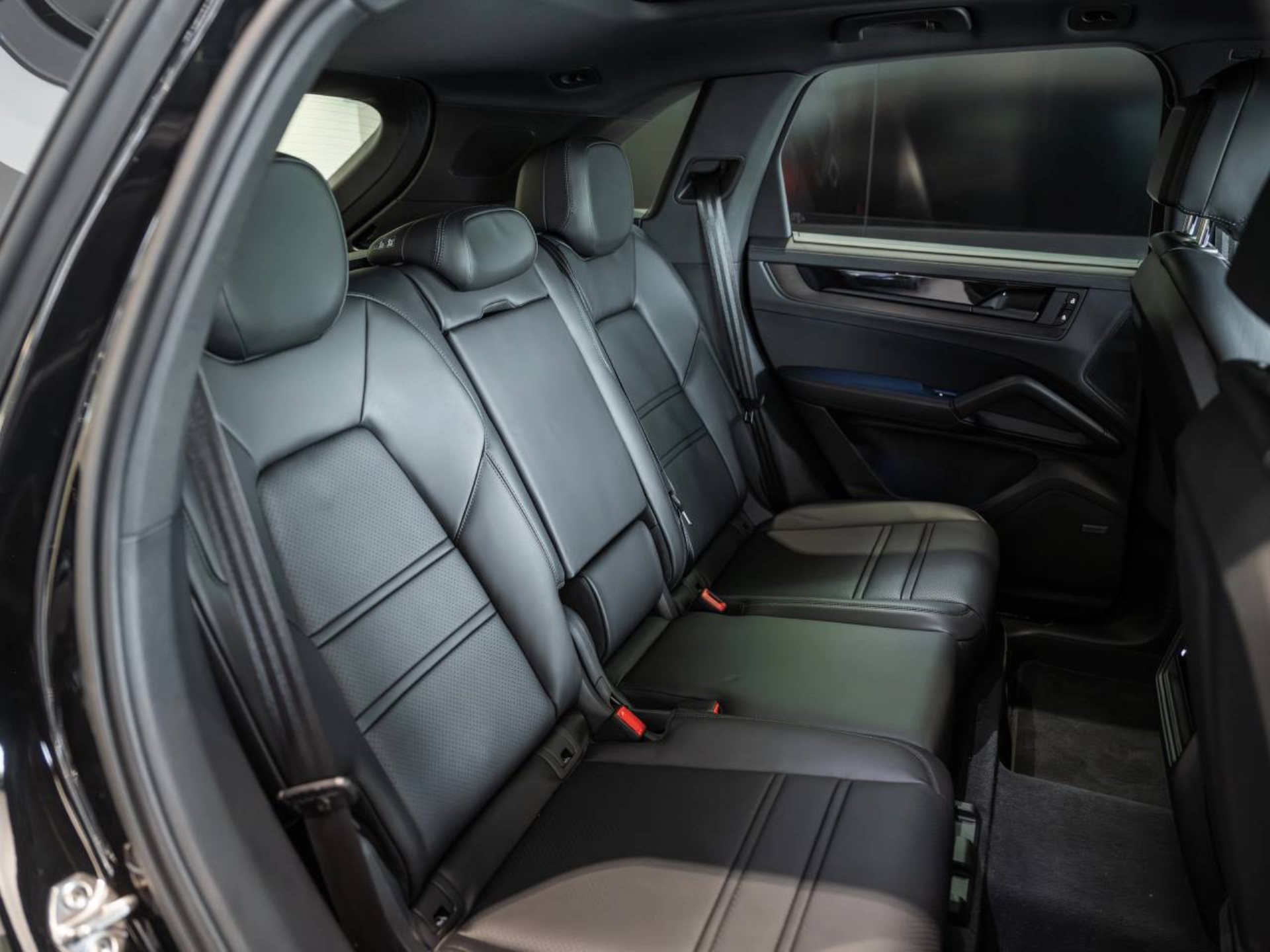 PORSCHE Cayenne E-Hybrid Black Edition-image-18
