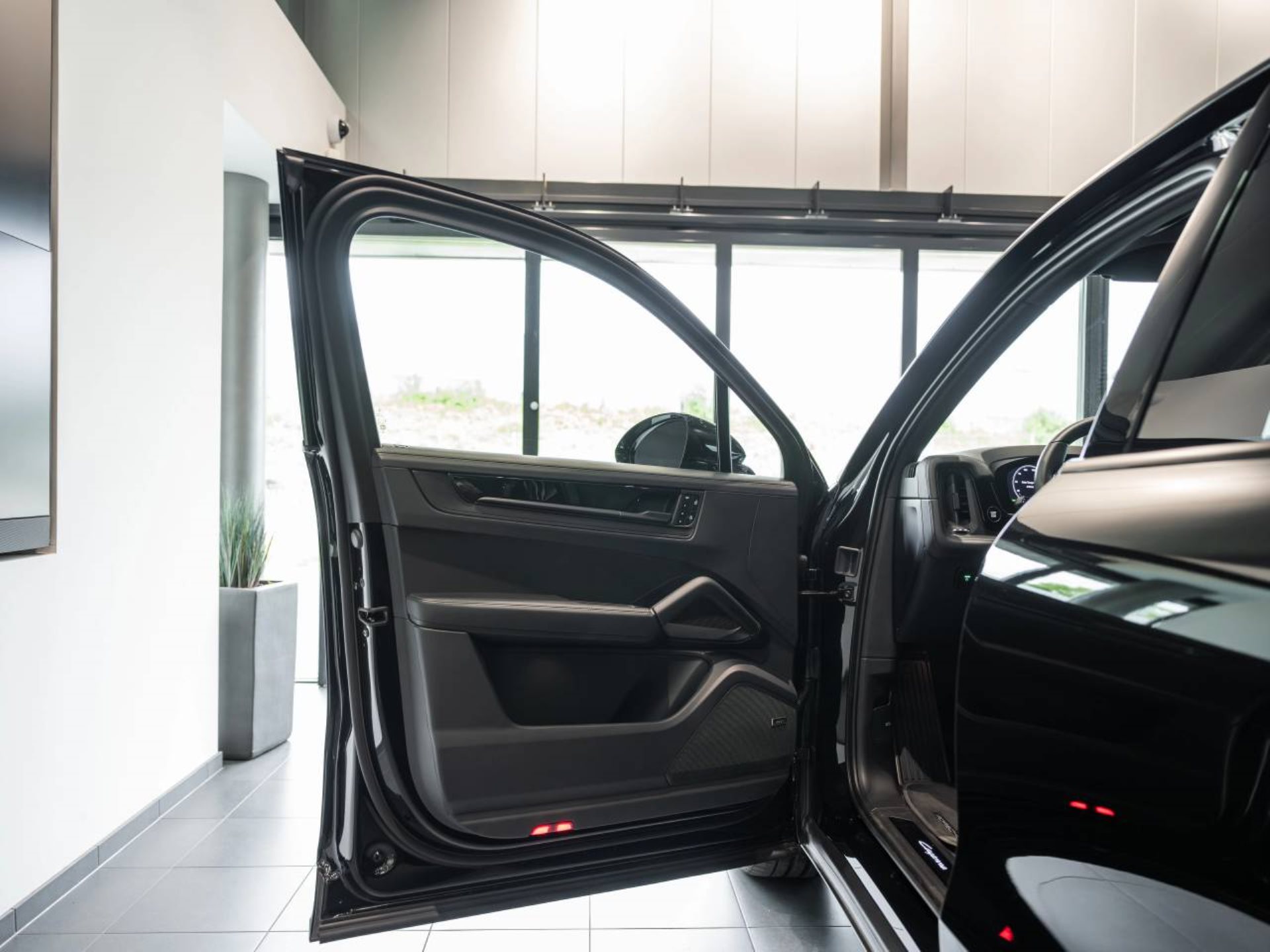 PORSCHE Cayenne E-Hybrid Black Edition-image-19