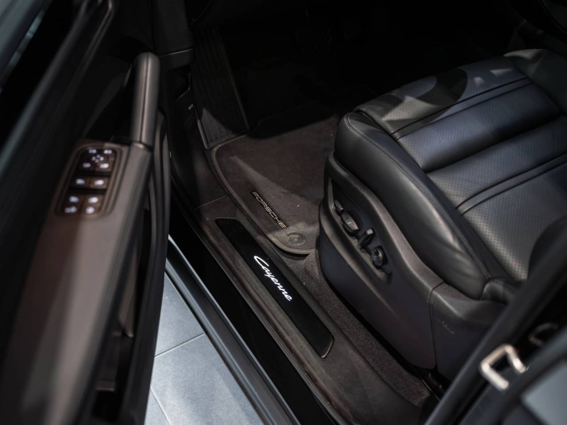PORSCHE Cayenne E-Hybrid Black Edition-image-20