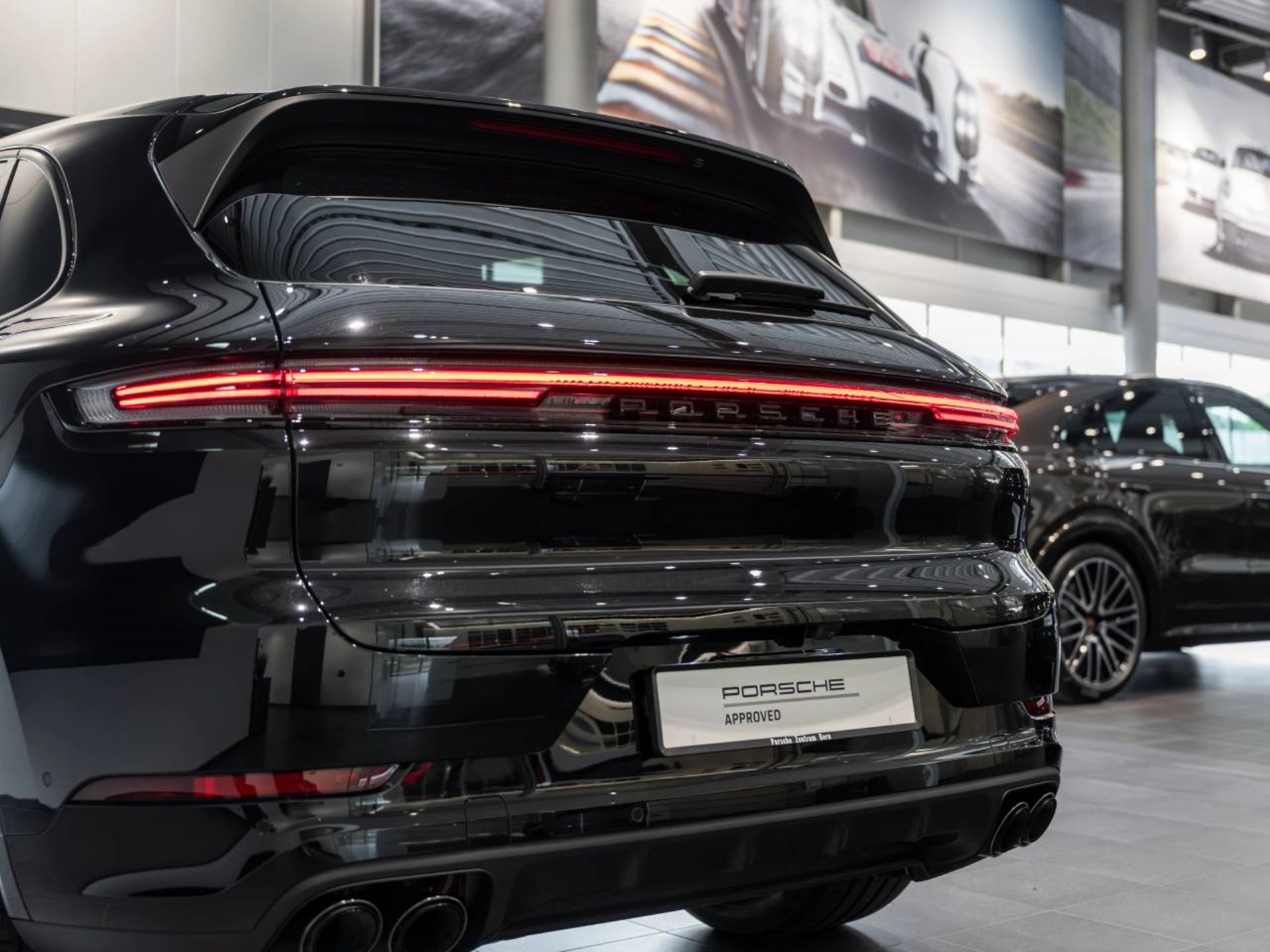 PORSCHE Cayenne E-Hybrid Black Edition-image-27
