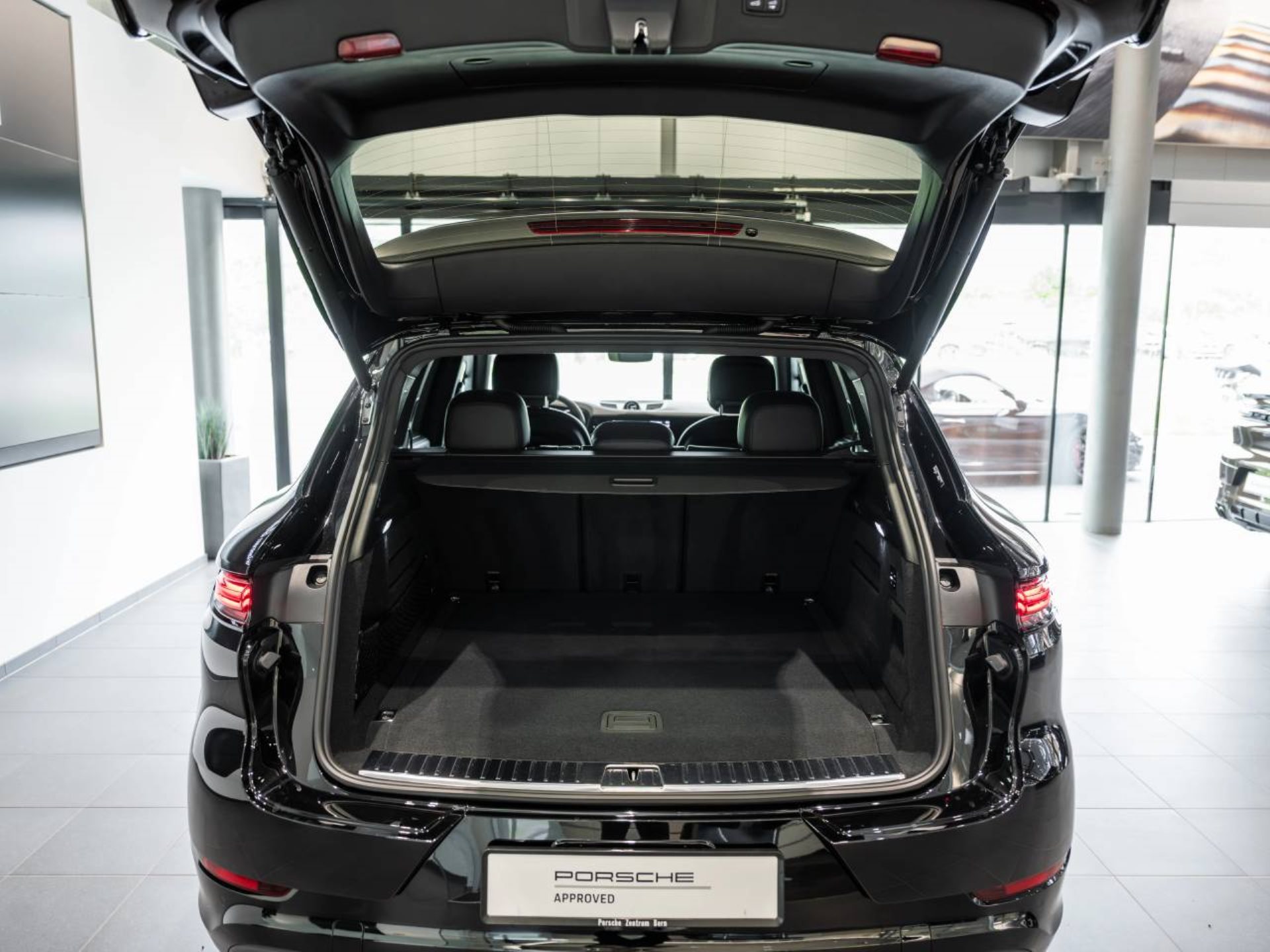 PORSCHE Cayenne E-Hybrid Black Edition-image-6