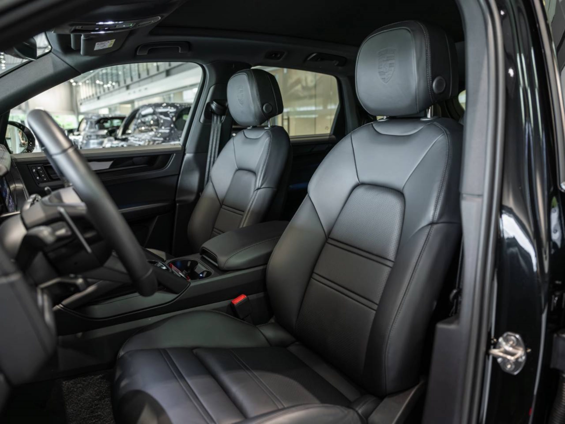 PORSCHE Cayenne E-Hybrid Black Edition-image-4