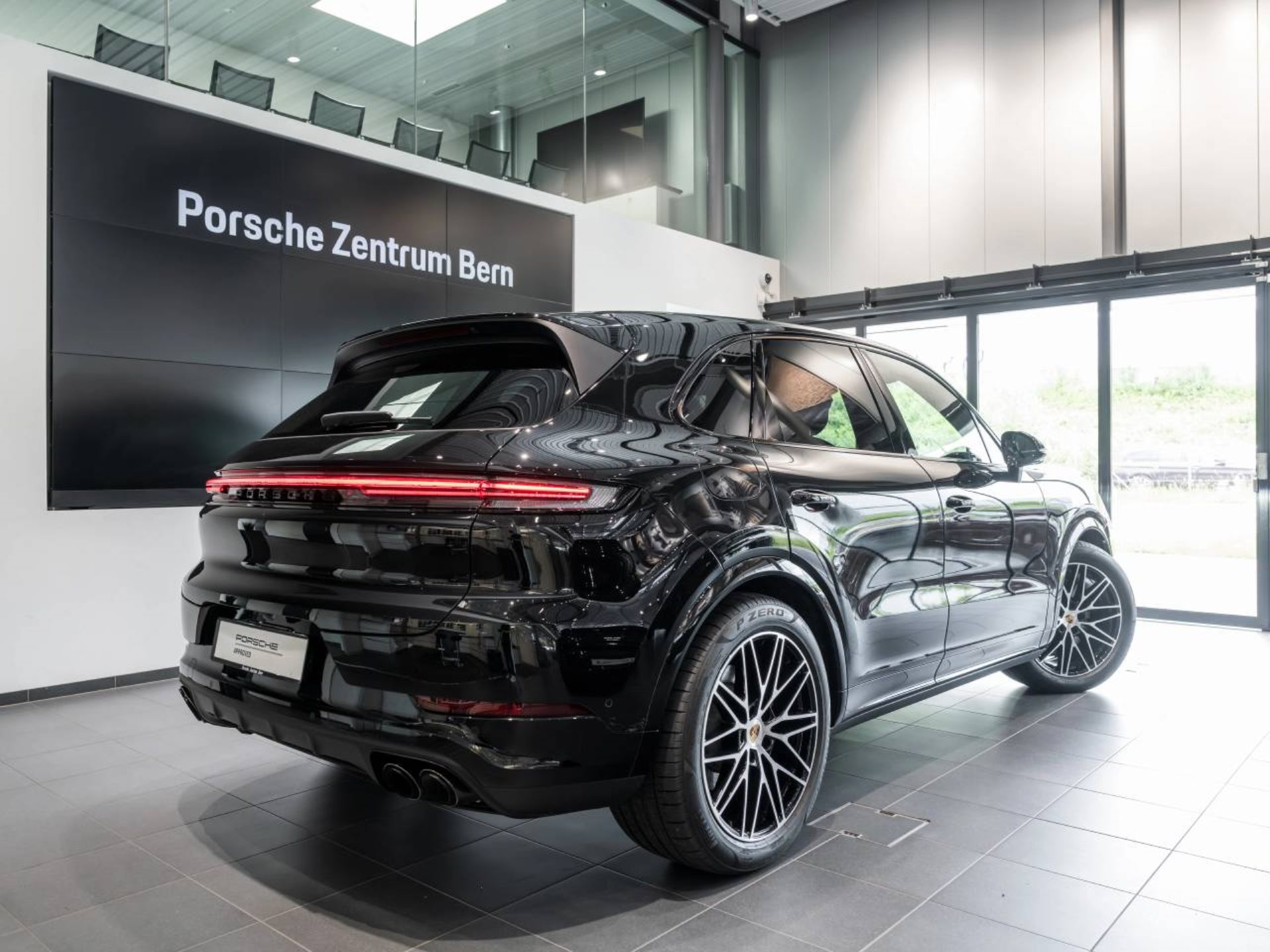 PORSCHE Cayenne E-Hybrid Black Edition-image-2