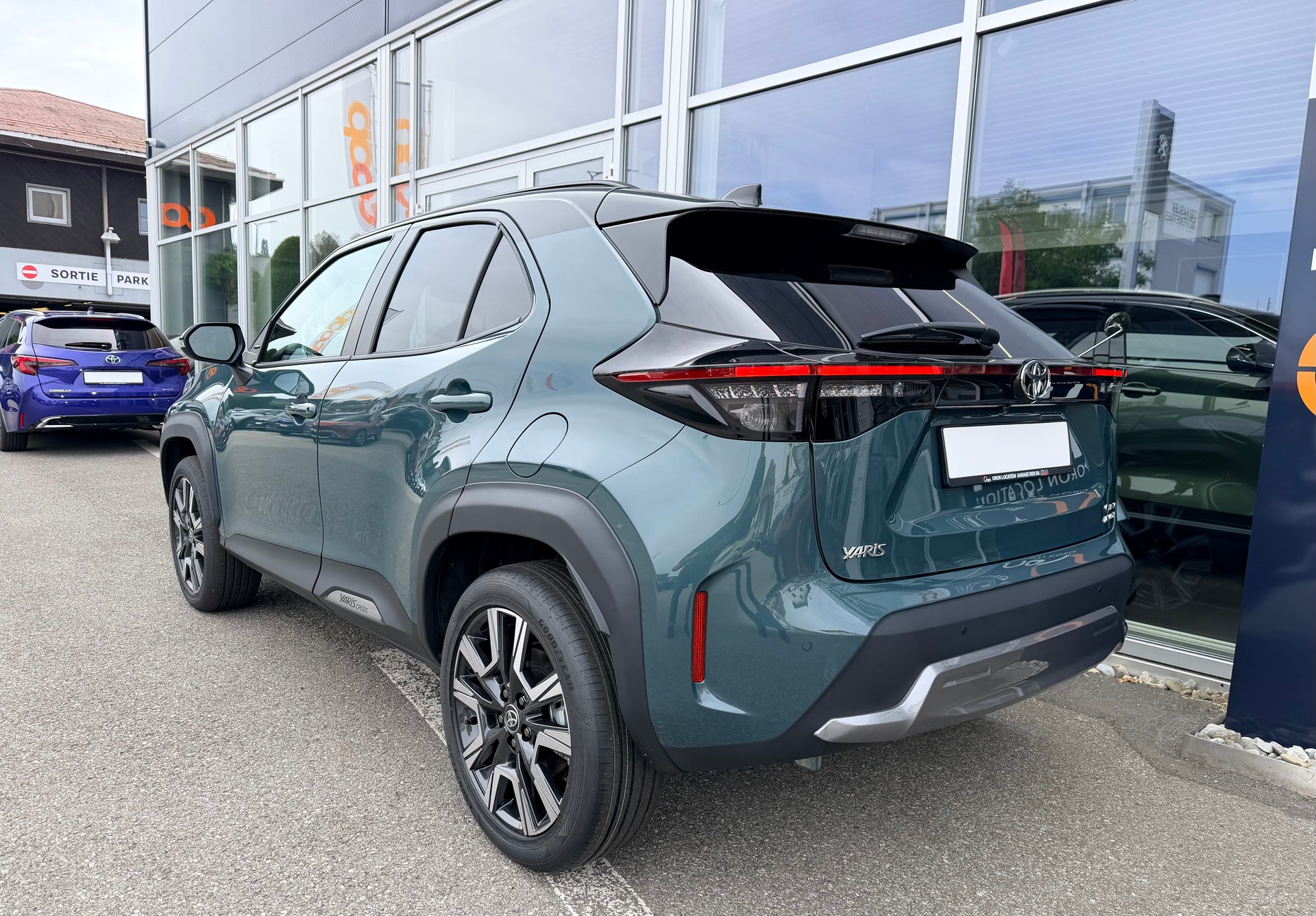 TOYOTA Yaris Cross 1.5 Premium AWDi e-CVT-image-3