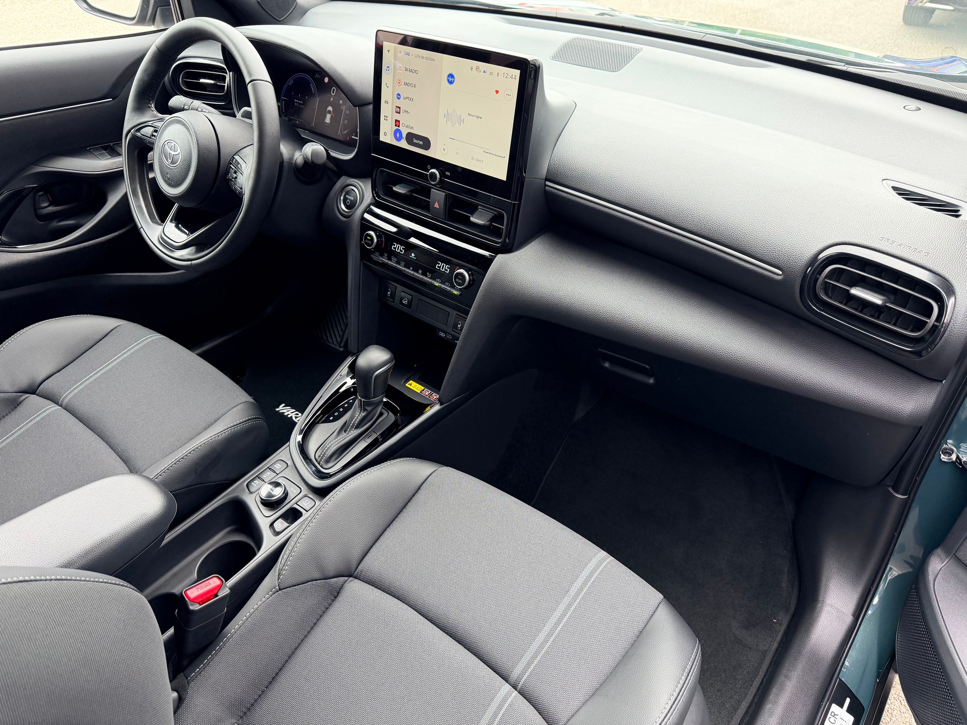TOYOTA Yaris Cross 1.5 Premium AWDi e-CVT-image-11