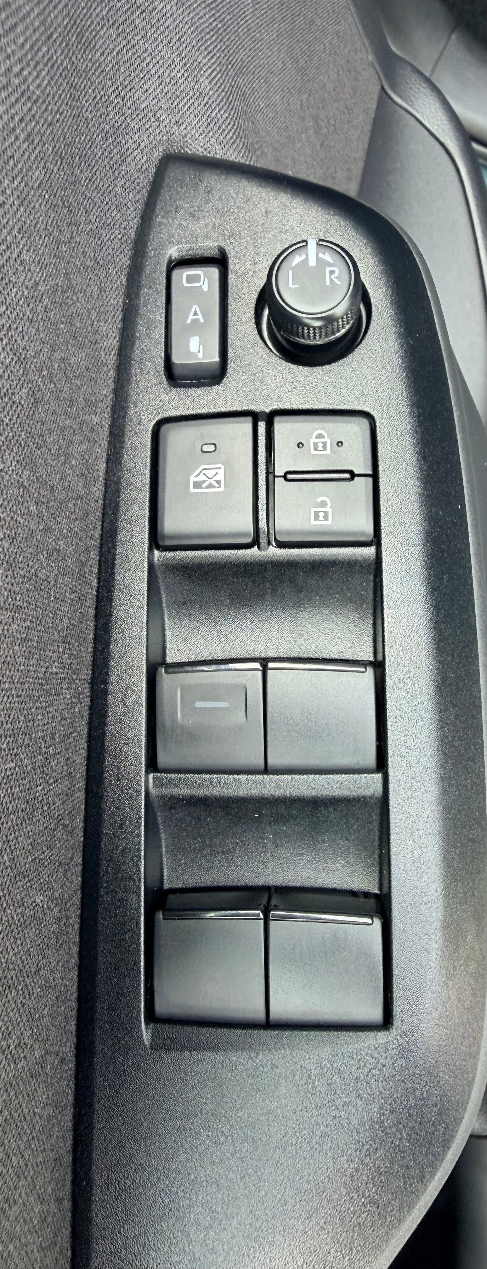 TOYOTA Yaris Cross 1.5 Premium AWDi e-CVT-image-24