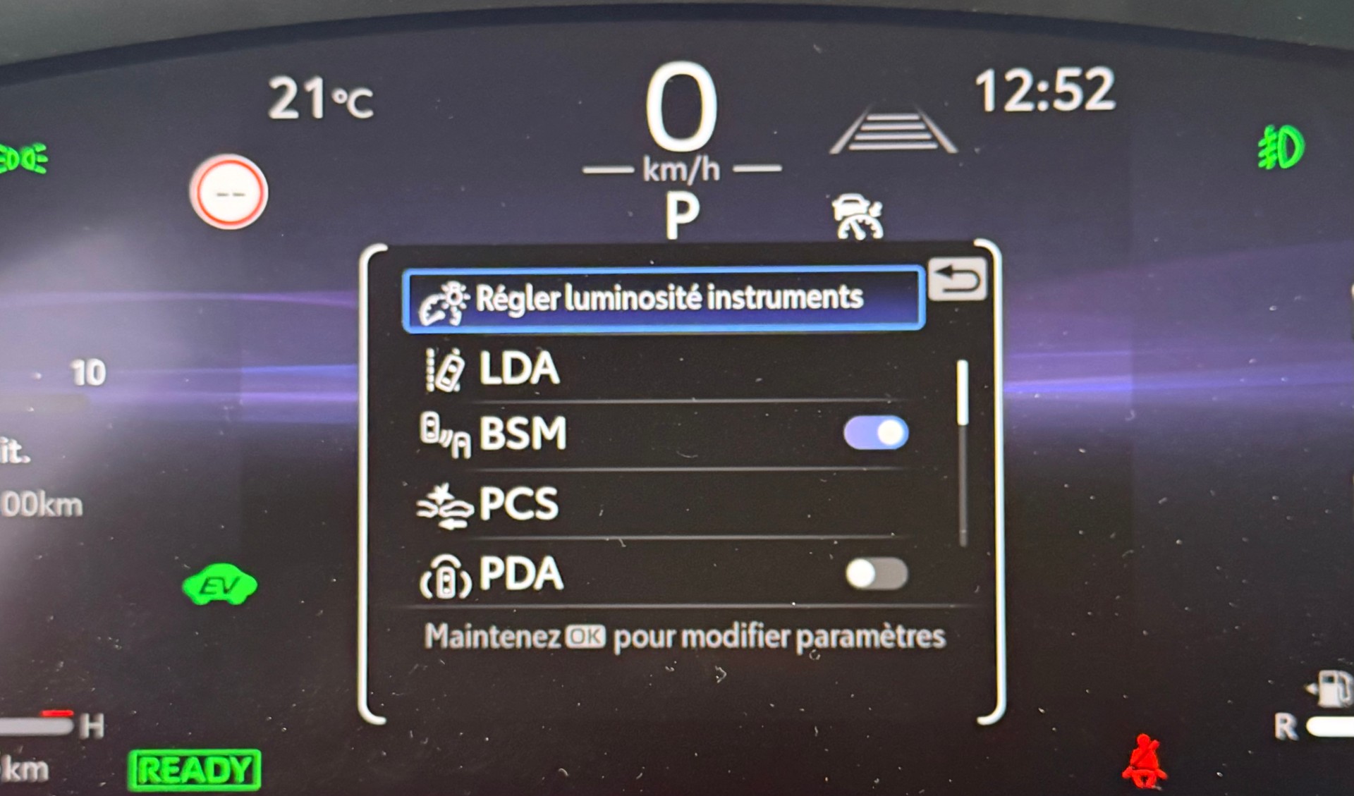 TOYOTA Yaris Cross 1.5 Premium AWDi e-CVT-image-28