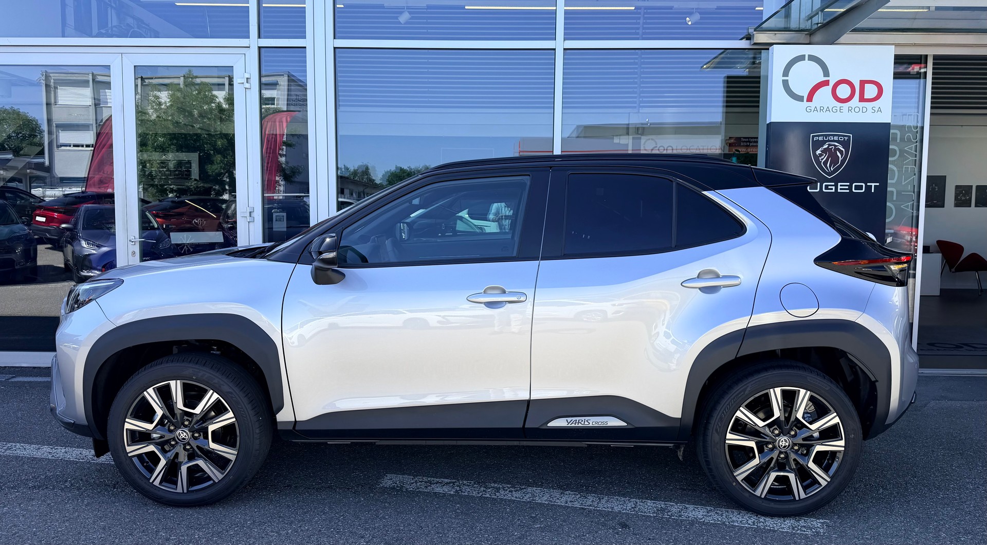 TOYOTA Yaris Cross 1.5 Premium AWDi e-CVT-image-2