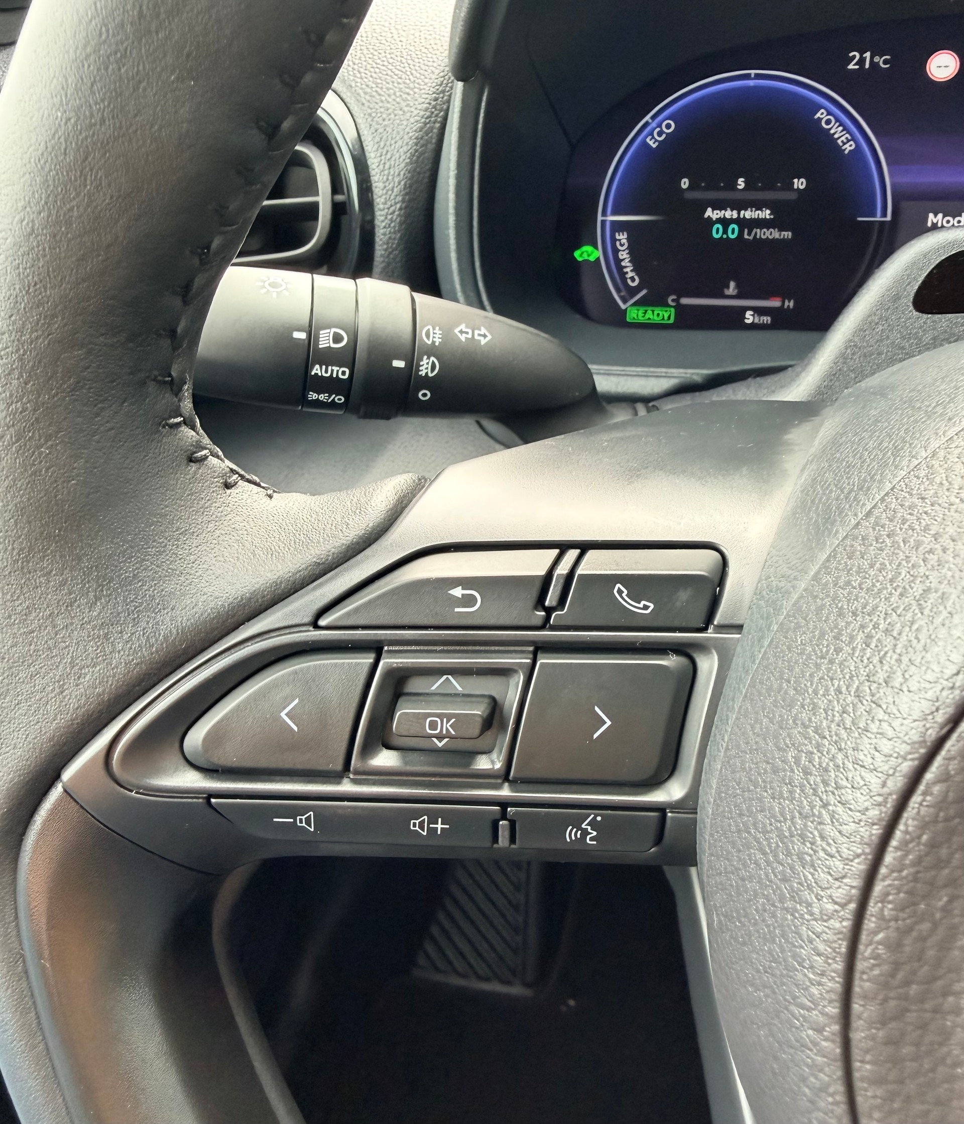 TOYOTA Yaris Cross 1.5 Premium AWDi e-CVT-image-20