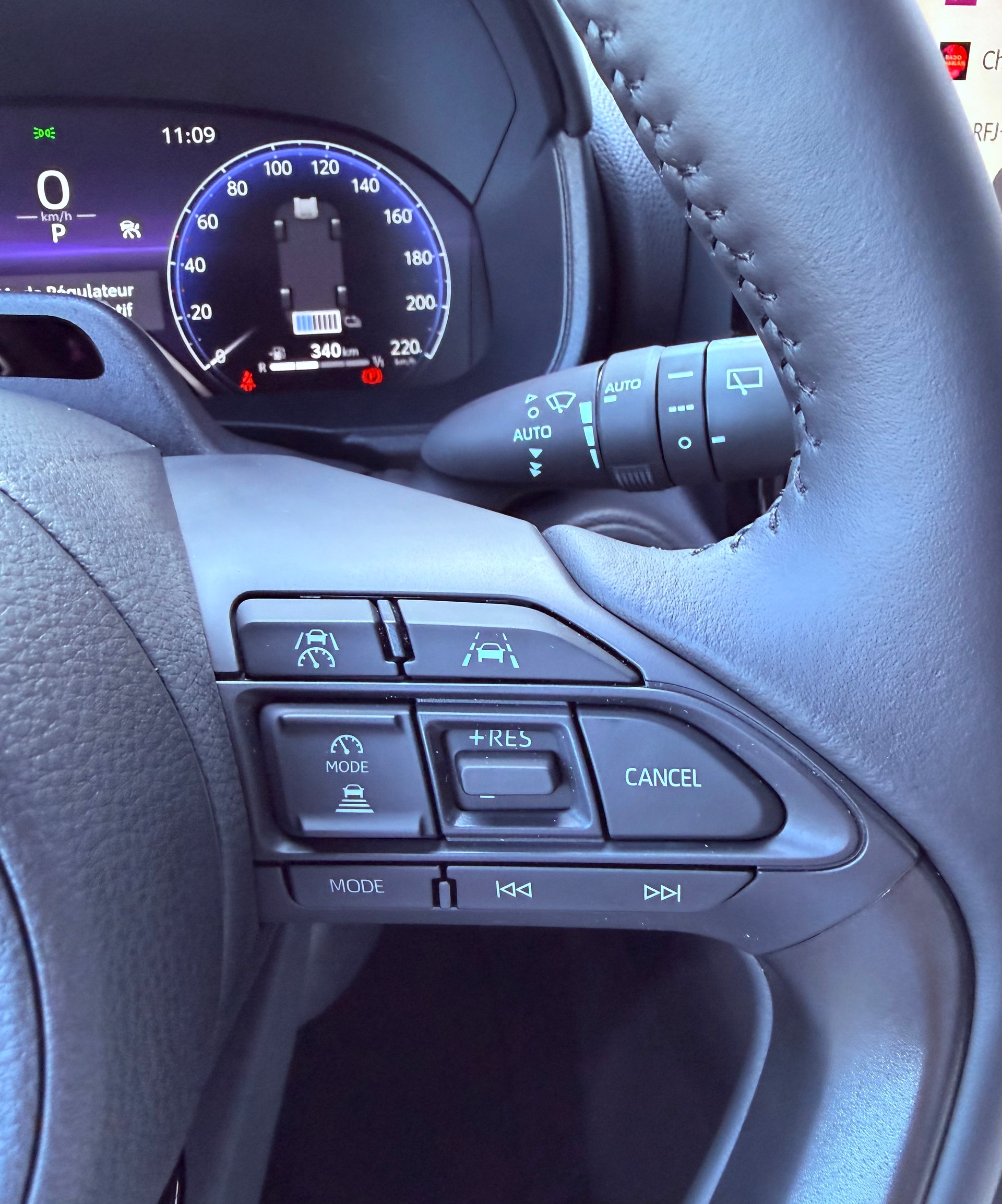 TOYOTA Yaris Cross 1.5 Premium AWDi e-CVT-image-17