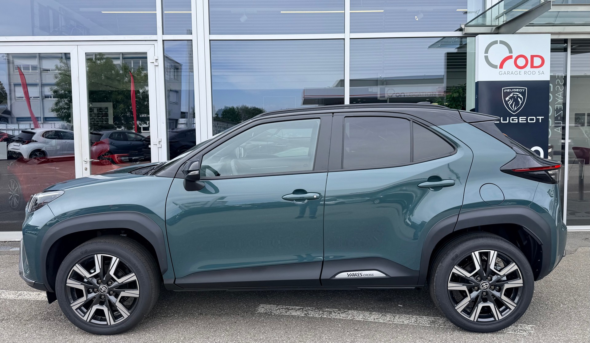 TOYOTA Yaris Cross 1.5 Premium AWDi e-CVT-image-2