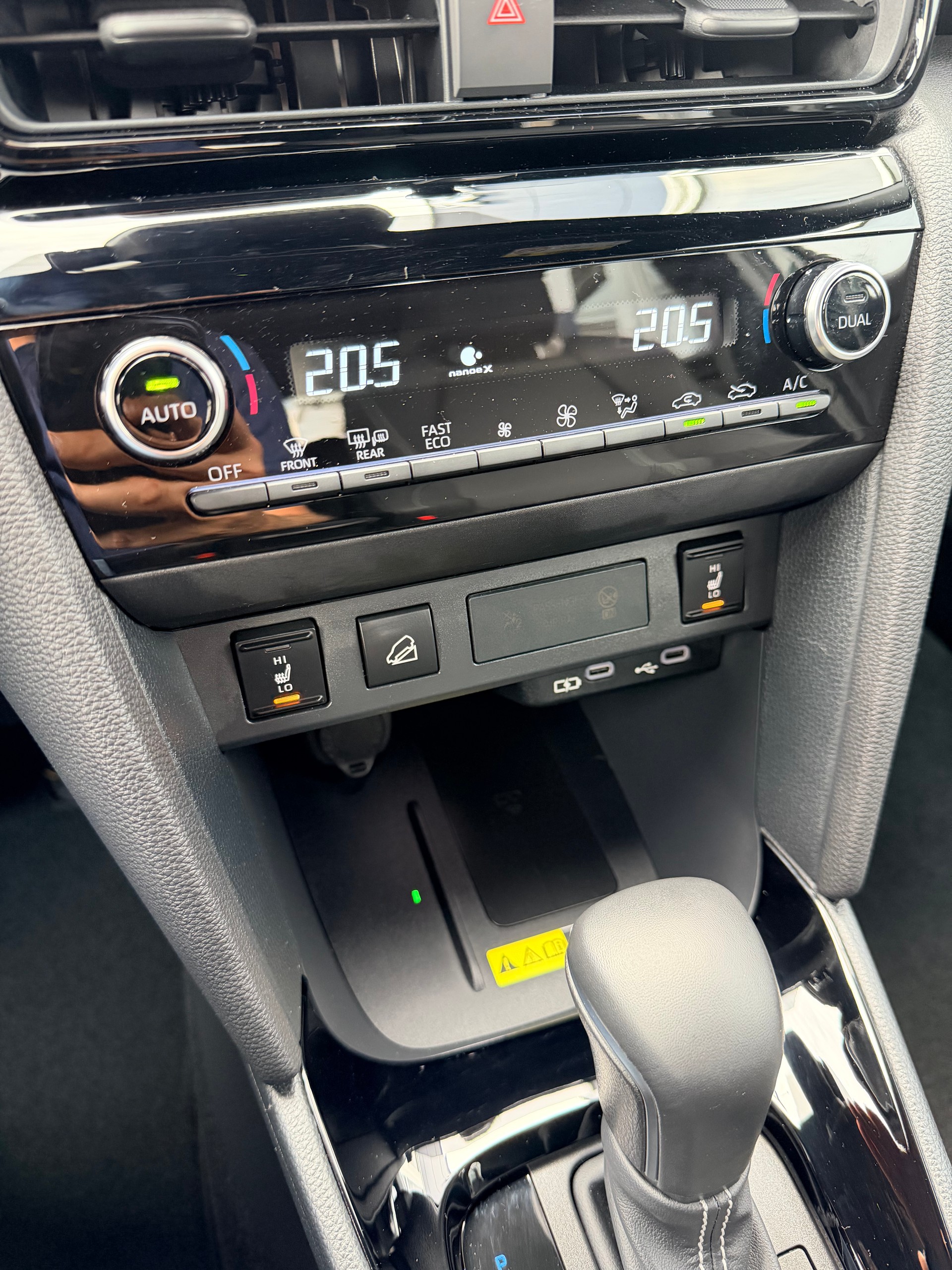 TOYOTA Yaris Cross 1.5 Premium AWDi e-CVT-image-27