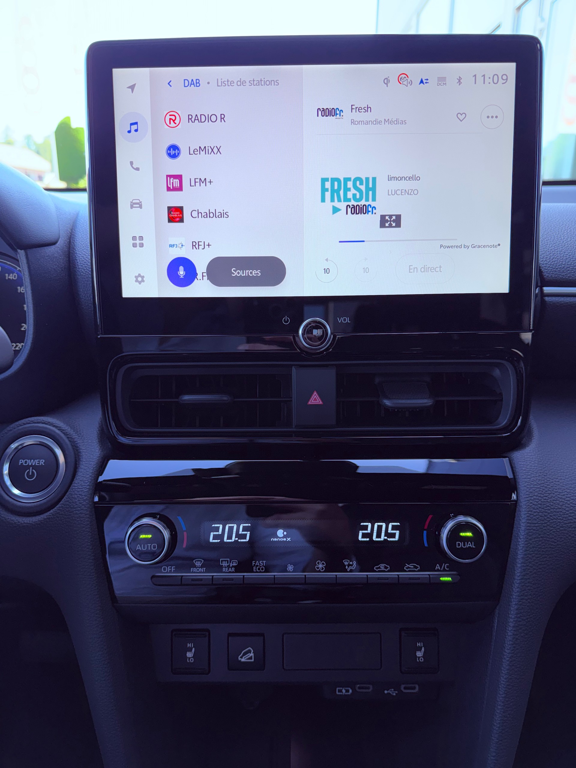TOYOTA Yaris Cross 1.5 Premium AWDi e-CVT-image-21