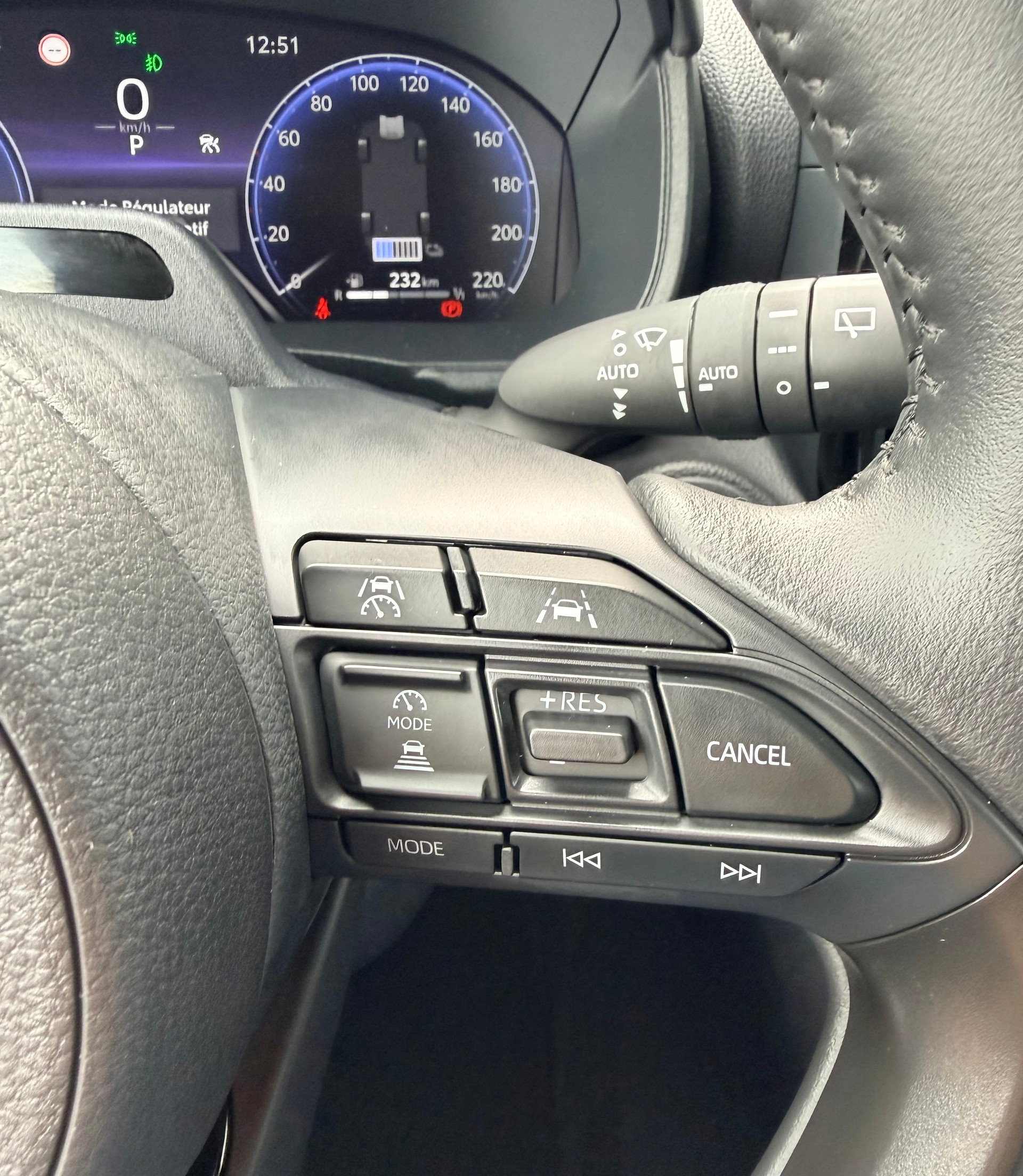 TOYOTA Yaris Cross 1.5 Premium AWDi e-CVT-image-19
