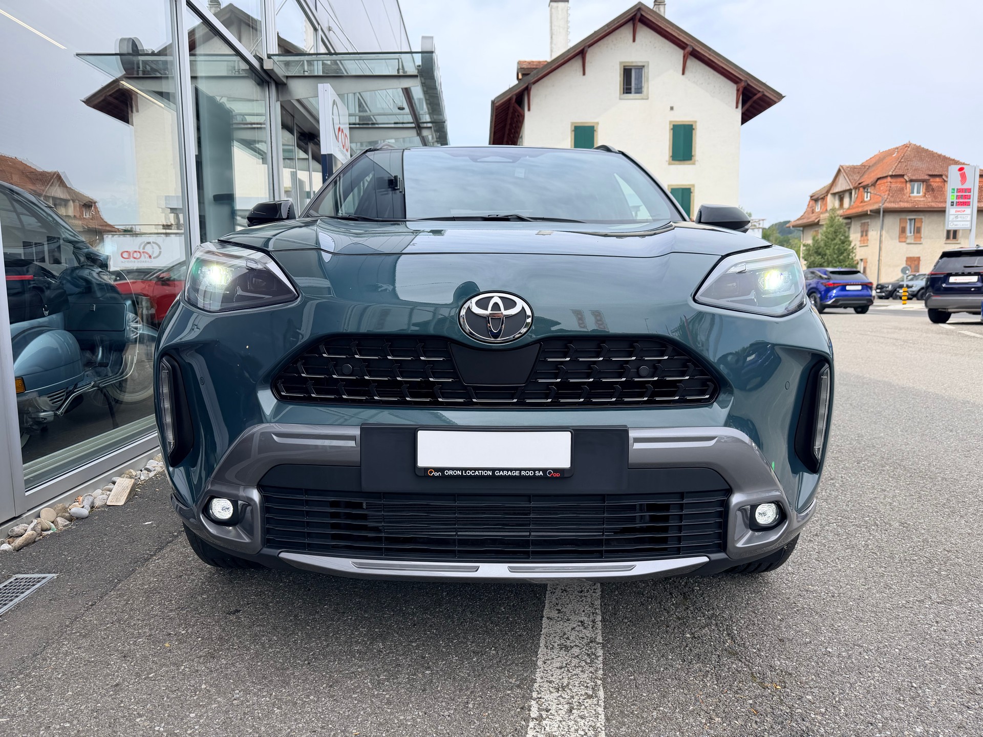TOYOTA Yaris Cross 1.5 Premium AWDi e-CVT-image-1