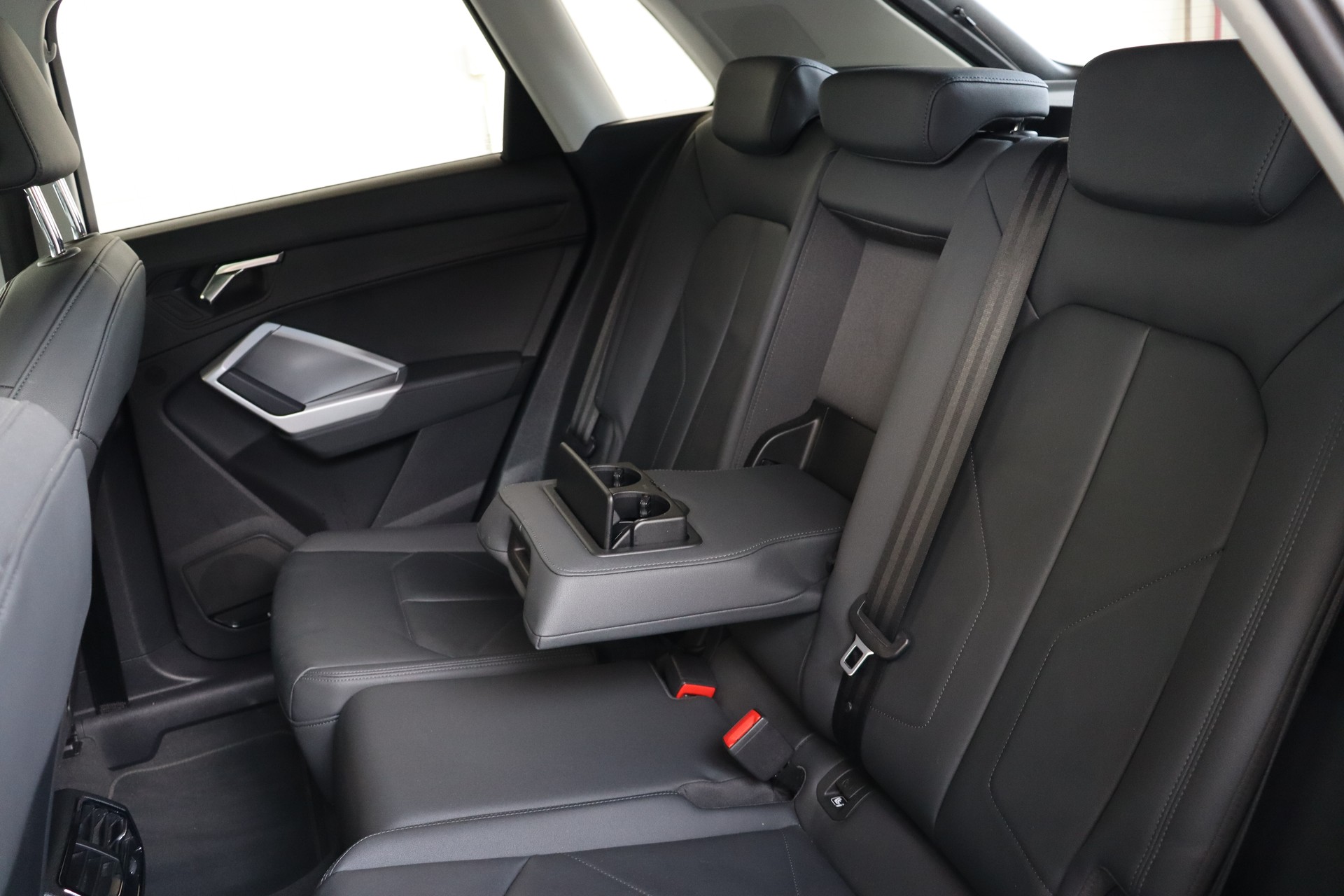 AUDI Q3 35 TDI S line Attraction quattro S-tronic-image-11