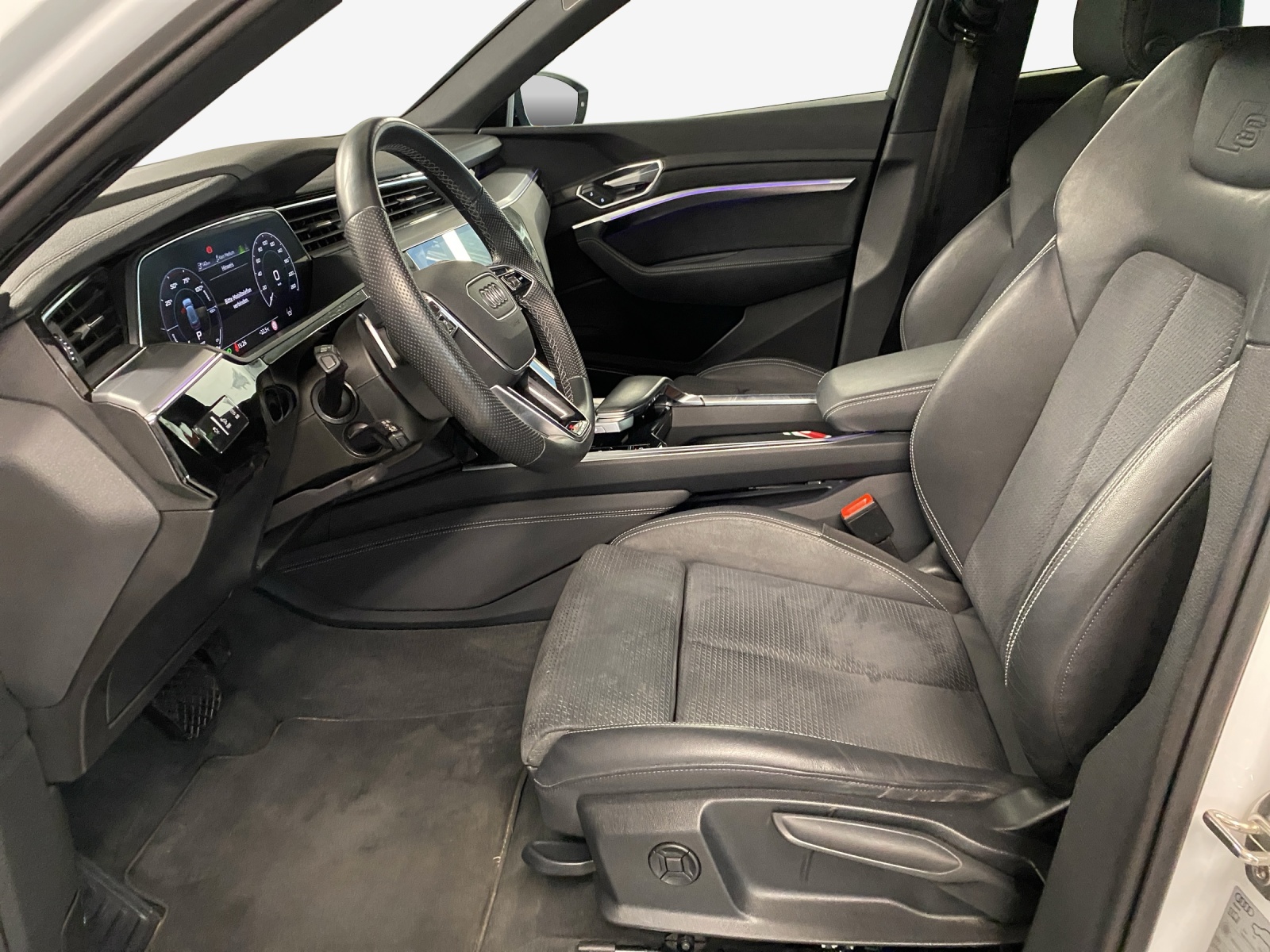 AUDI e-tron 55 S Line Black Edition quattro-image-8