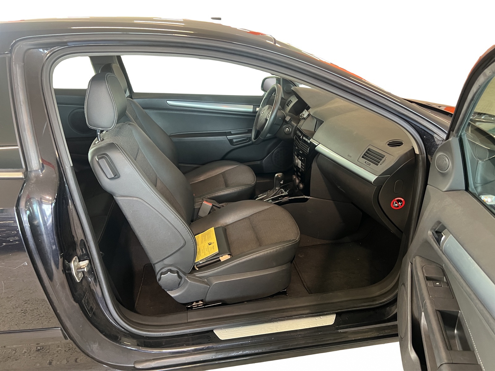 OPEL Astra GTC 1.8i 16V Edition Automatic-image-6