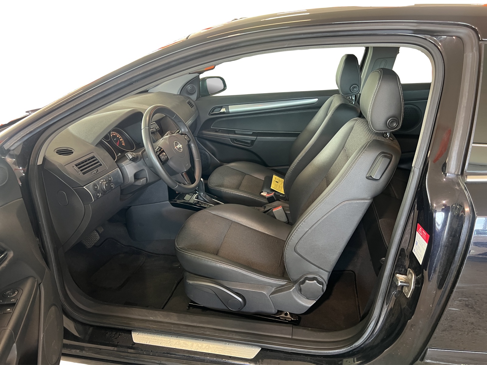 OPEL Astra GTC 1.8i 16V Edition Automatic-image-8
