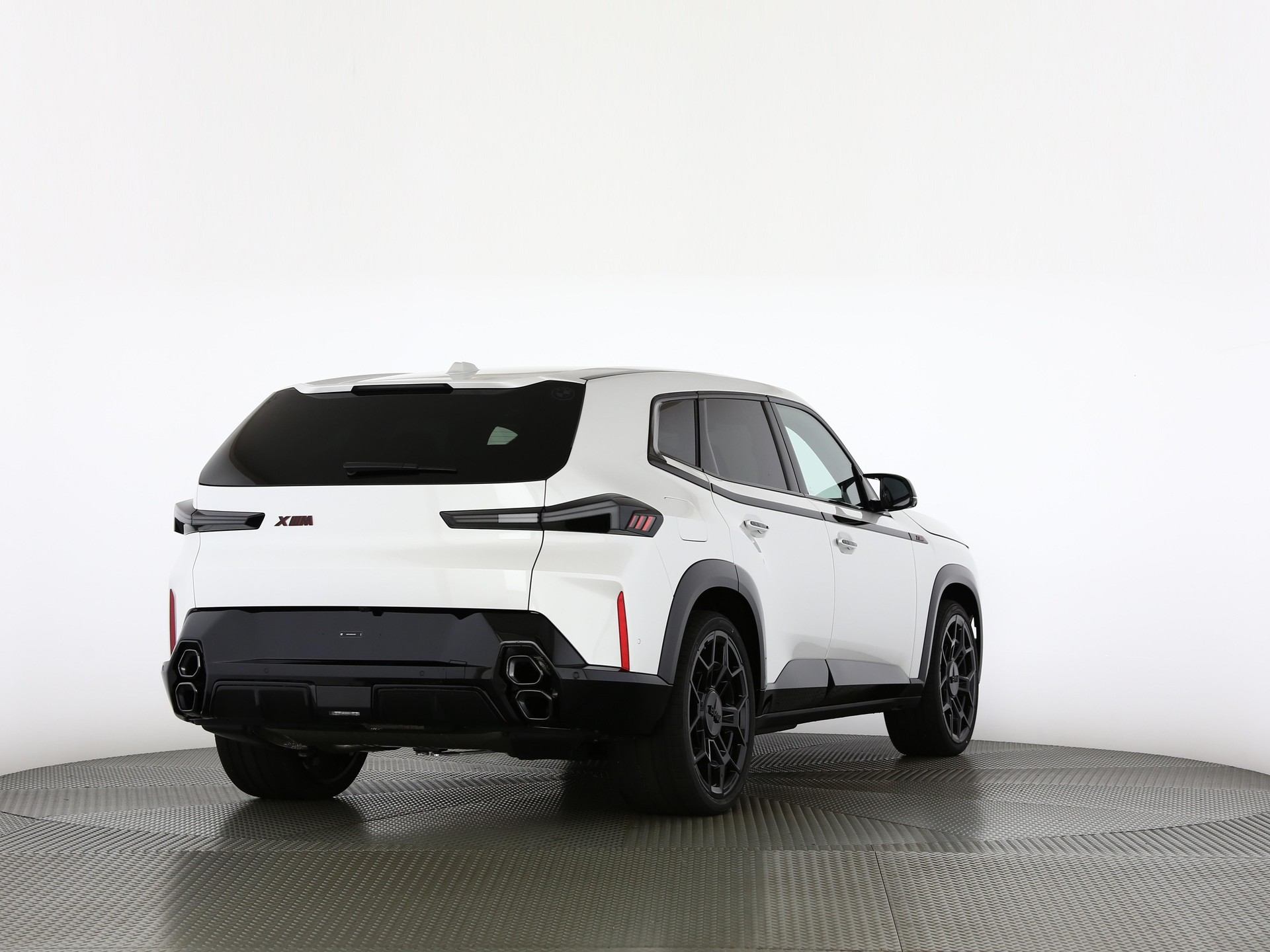 BMW XM Label Plug-in Hybrid-showroom-element-1