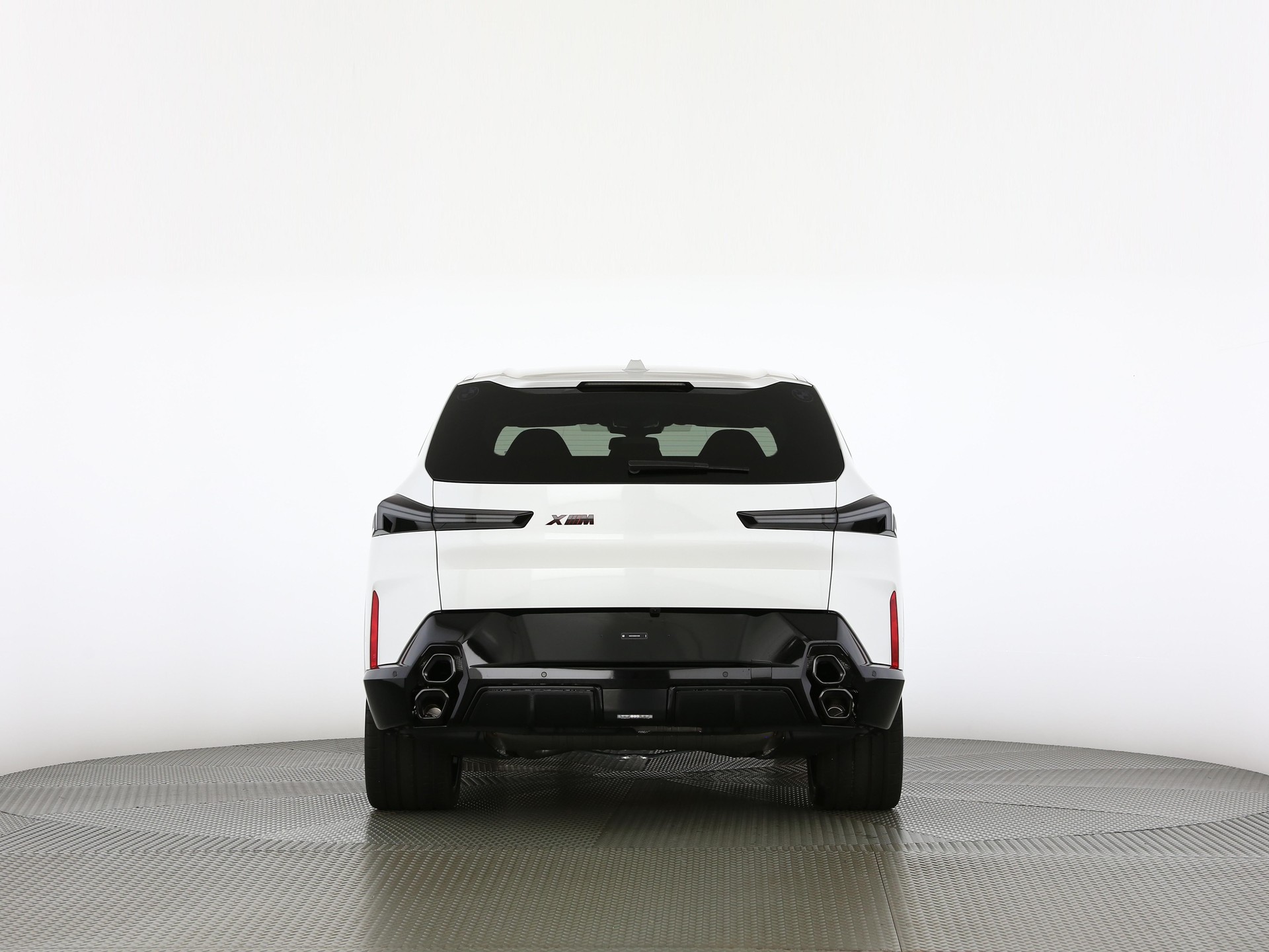 BMW XM Label Plug-in Hybrid-showroom-element-3