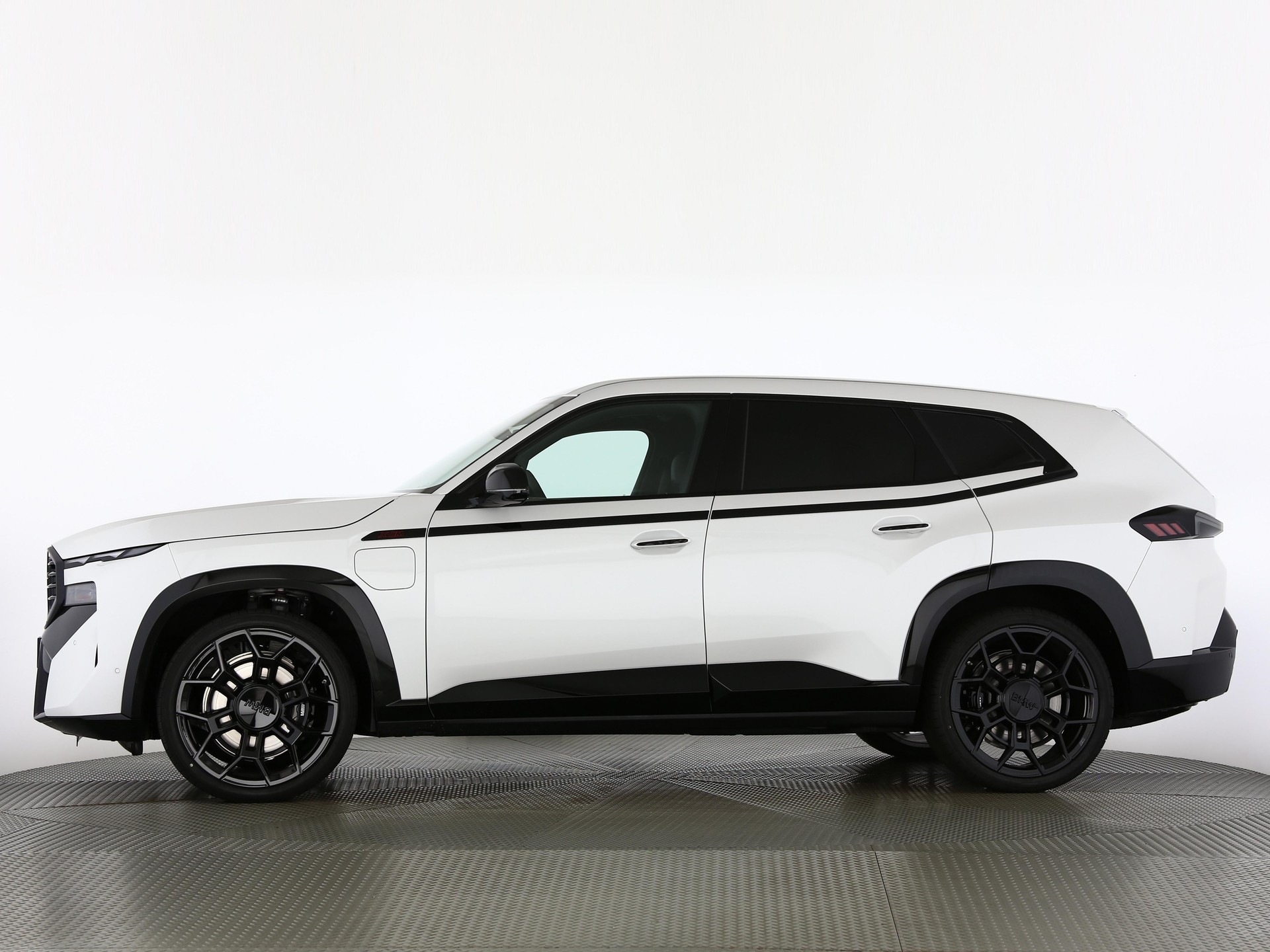 BMW XM Label Plug-in Hybrid-showroom-element-2