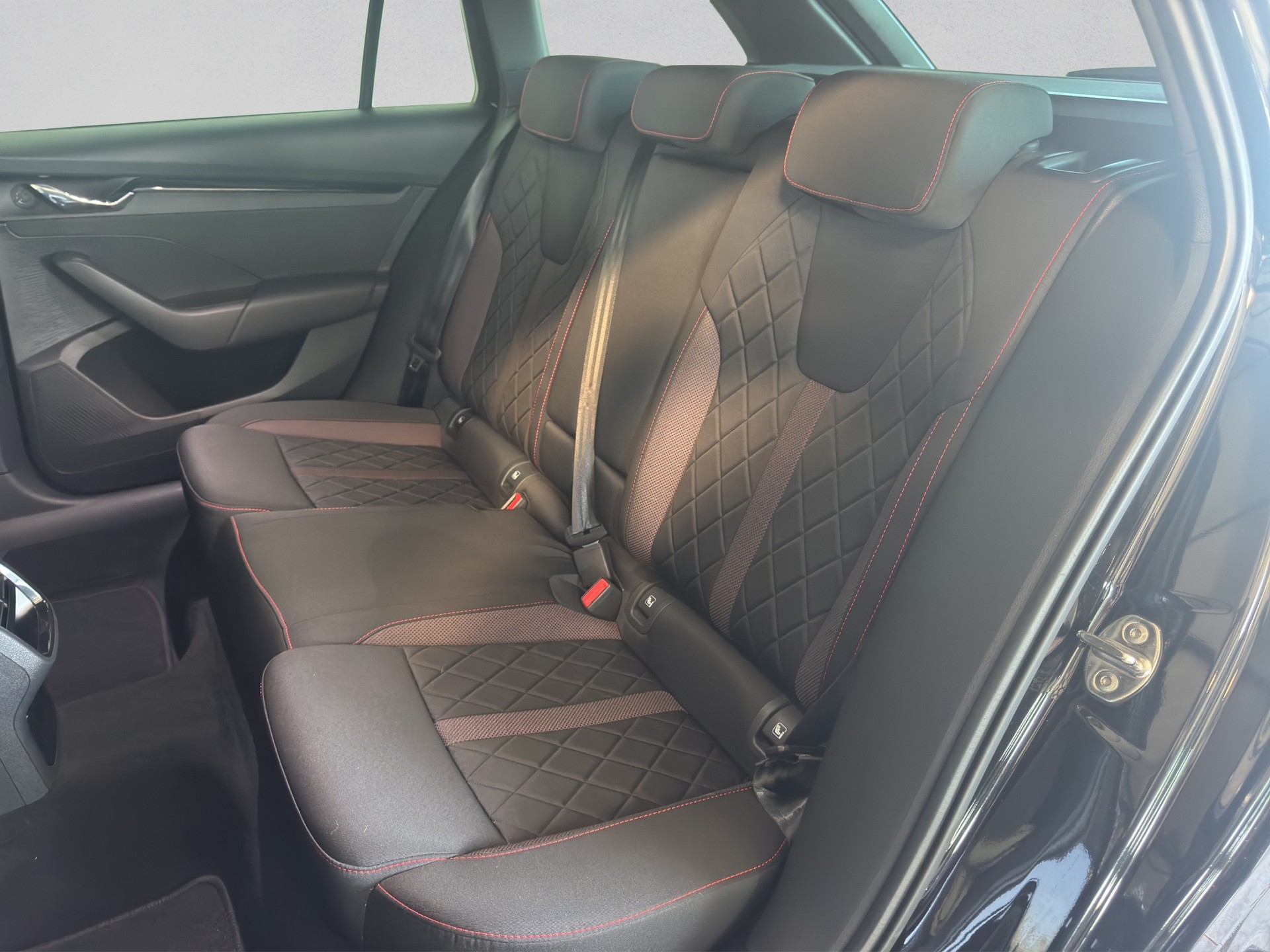 SKODA Octavia Combi 2.0 TSI DSG RS-image-9